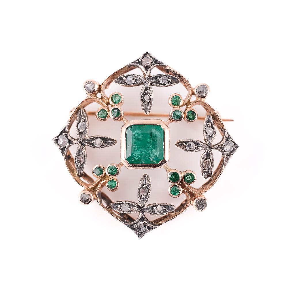 Gold and silver brooch with emeralds and diamonds In Good Condition For Sale In Bologna, IT