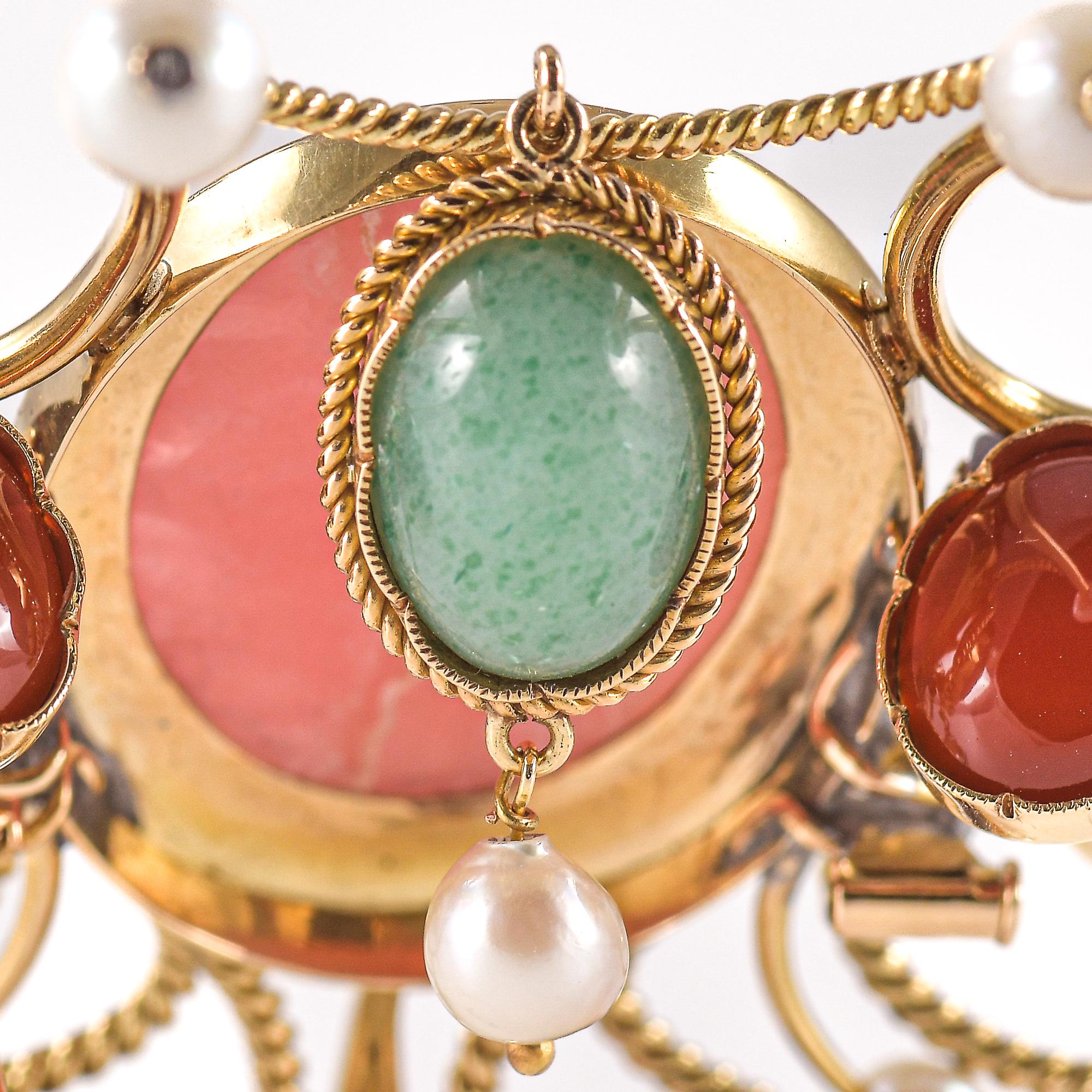 Spilla con possibilita di diventare un pendente grazie ad un perno a scomparsa, in oro giallo 18k ( 750/1000), con pietre naturali di varia natura.
Peso complessivo dell'oggetto grammi 38,7.
ANALISI GEMMOLOGICA
Descrizione dei materiali:
09 PERLE di