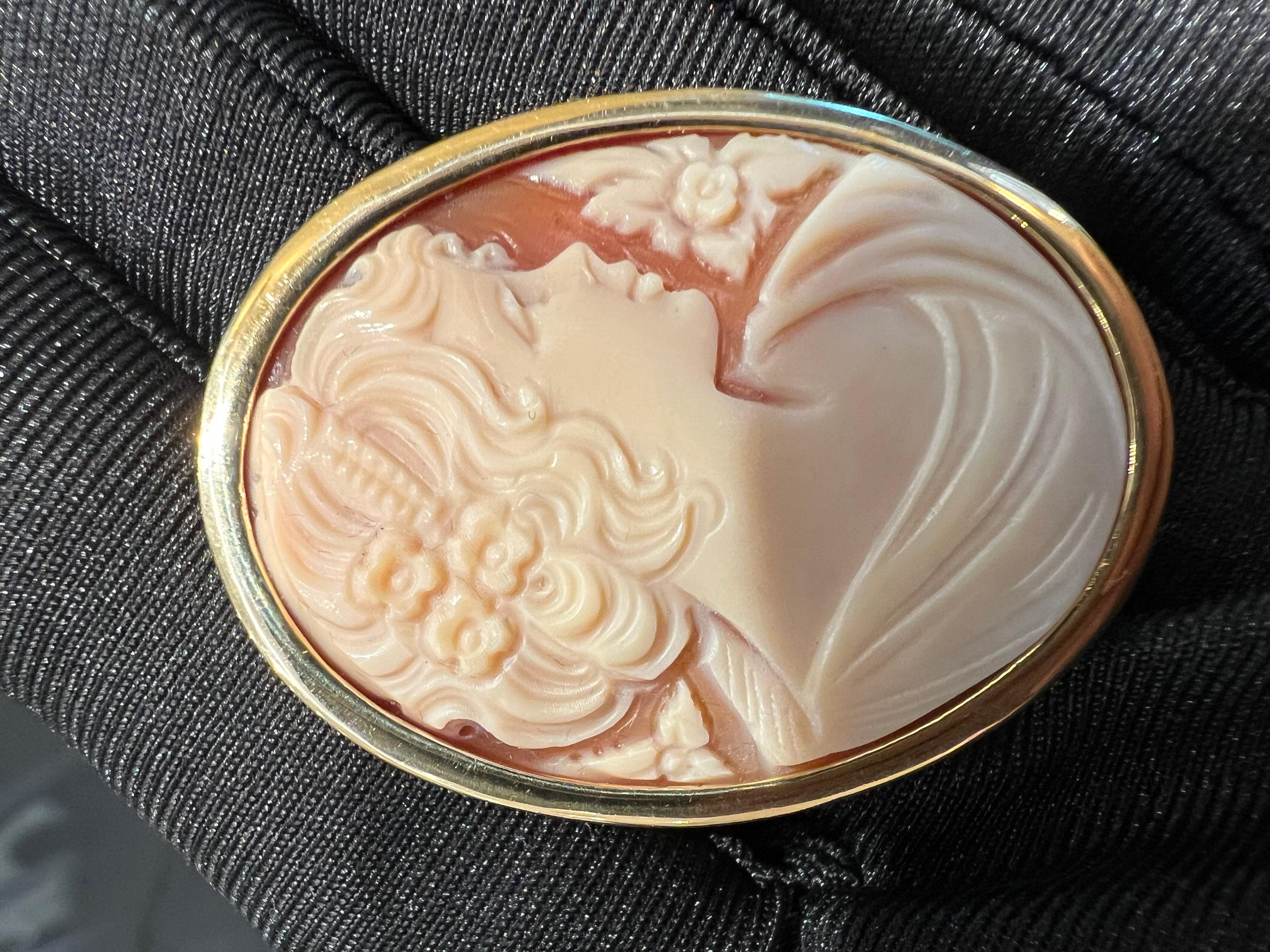 Gelbgoldbrosche mit Muschelkamee im Angebot 5