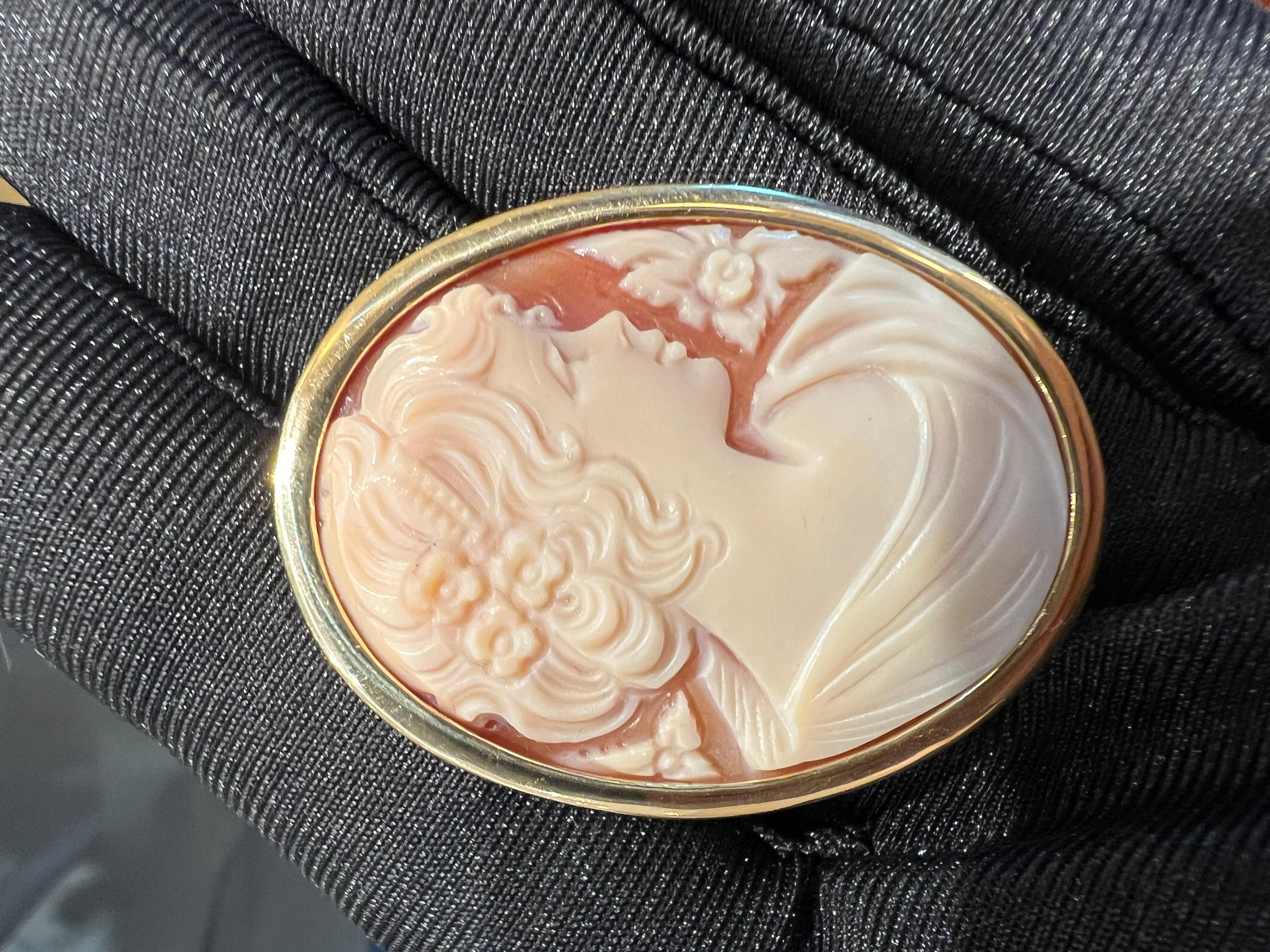 Gelbgoldbrosche mit Muschelkamee im Angebot 6