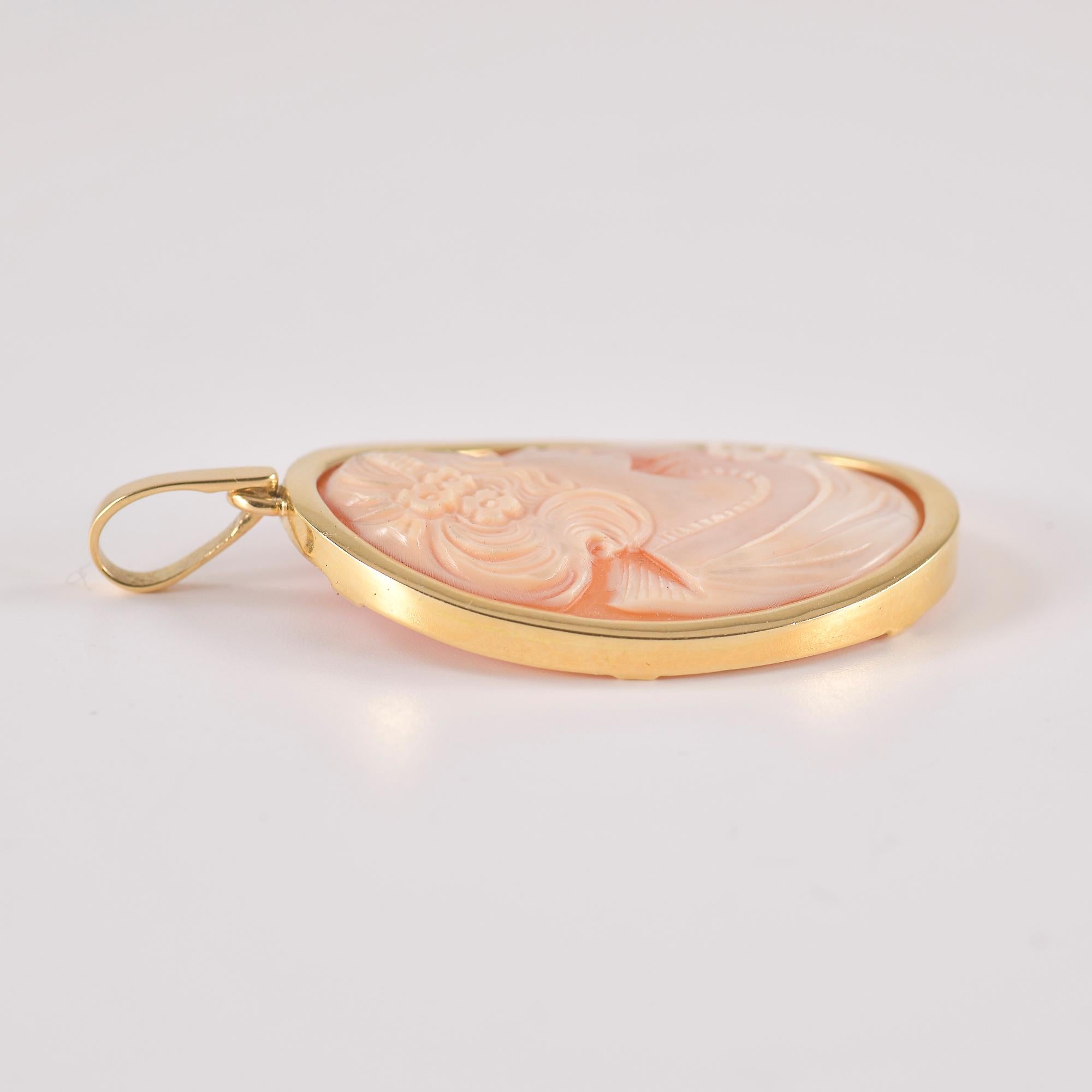Brosche aus 18-karätigem Gelbgold (750/1000), die eine Kamee mit einer weiblichen Figur mit sanftem Gesichtsausdruck darstellt, in Muschelmaterial.
gesamtgewicht des Objekts 12,3 Gramm.