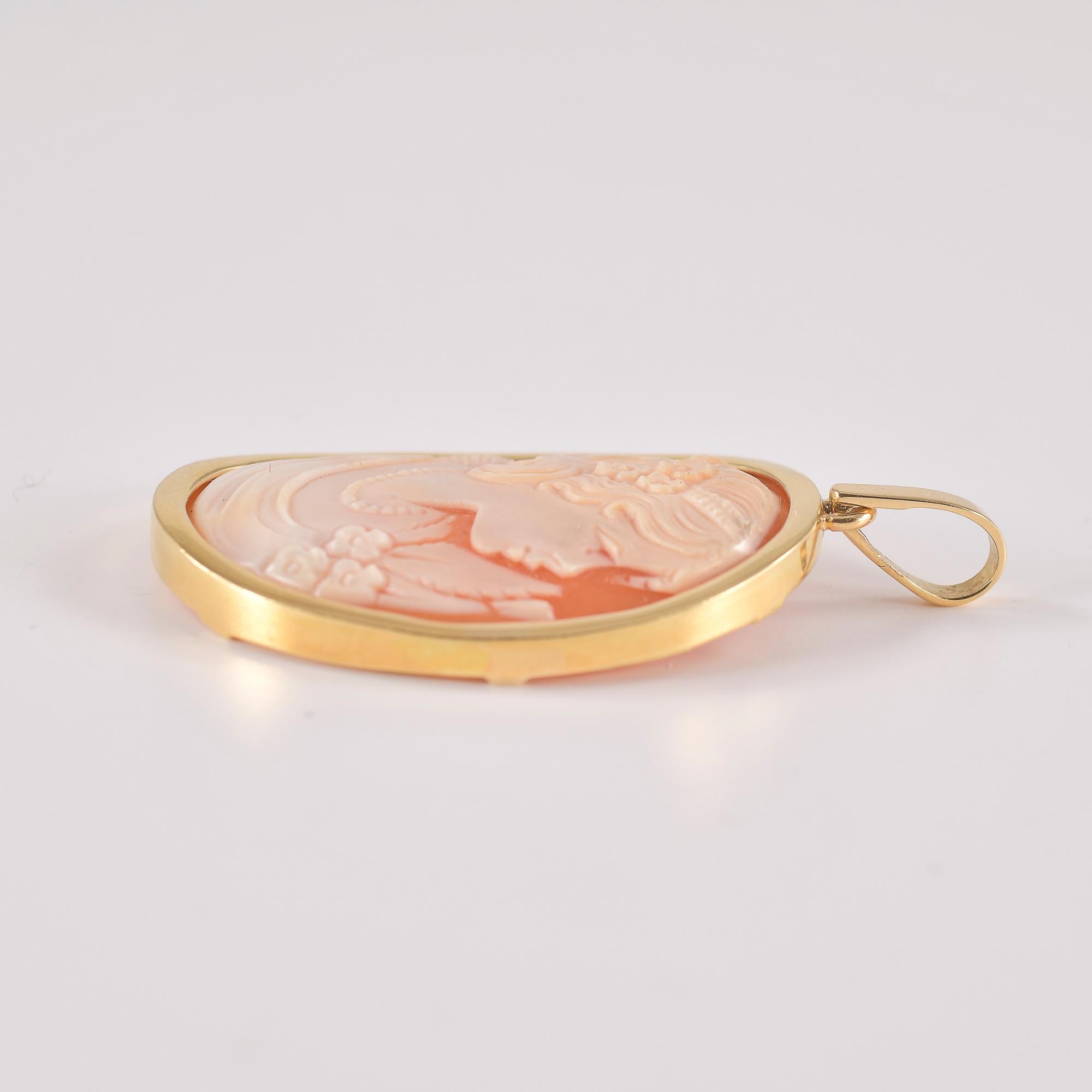 Gelbgoldbrosche mit Muschelkamee im Zustand „Gut“ im Angebot in Bologna, IT
