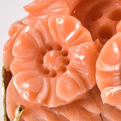 Spilla in oro giallo con corallo