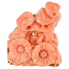 Broche de oro amarillo con coral