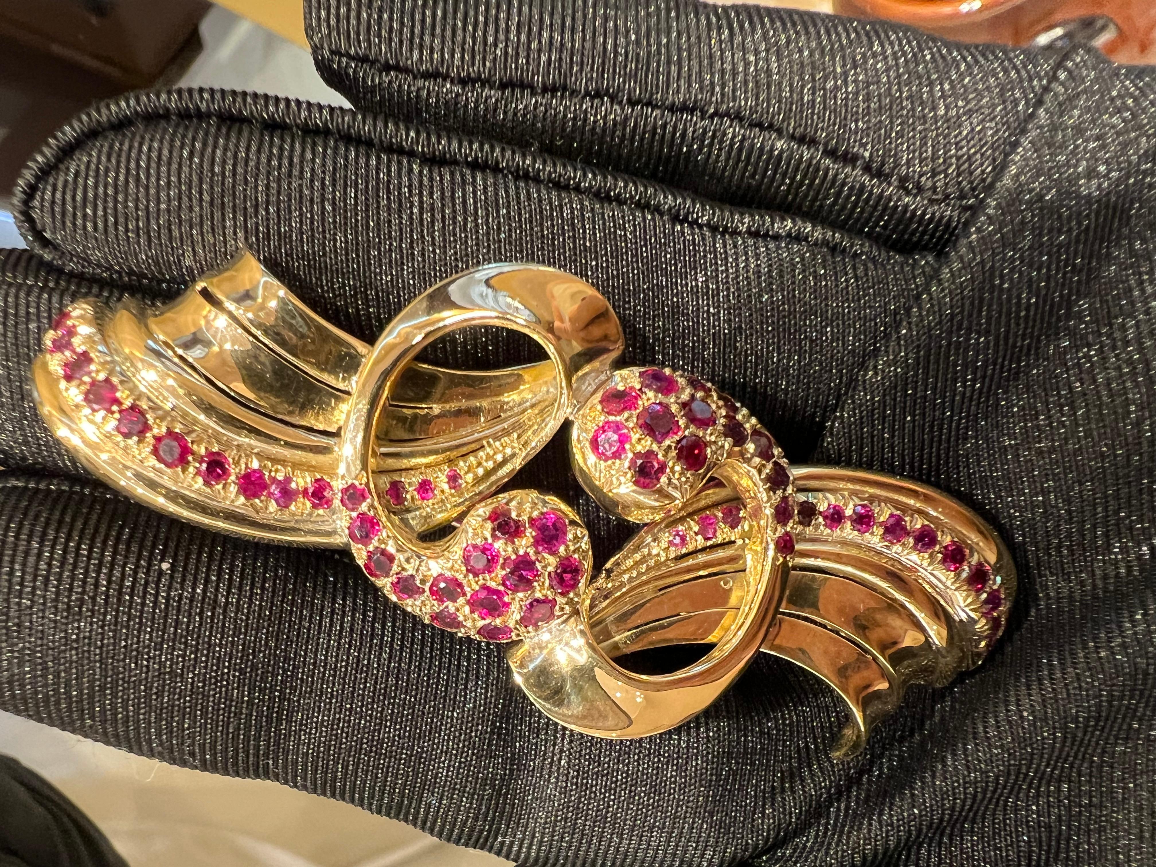 Art déco Broche en or jaune avec rubis en vente