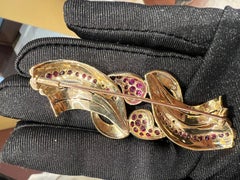 Broche en or jaune avec rubis