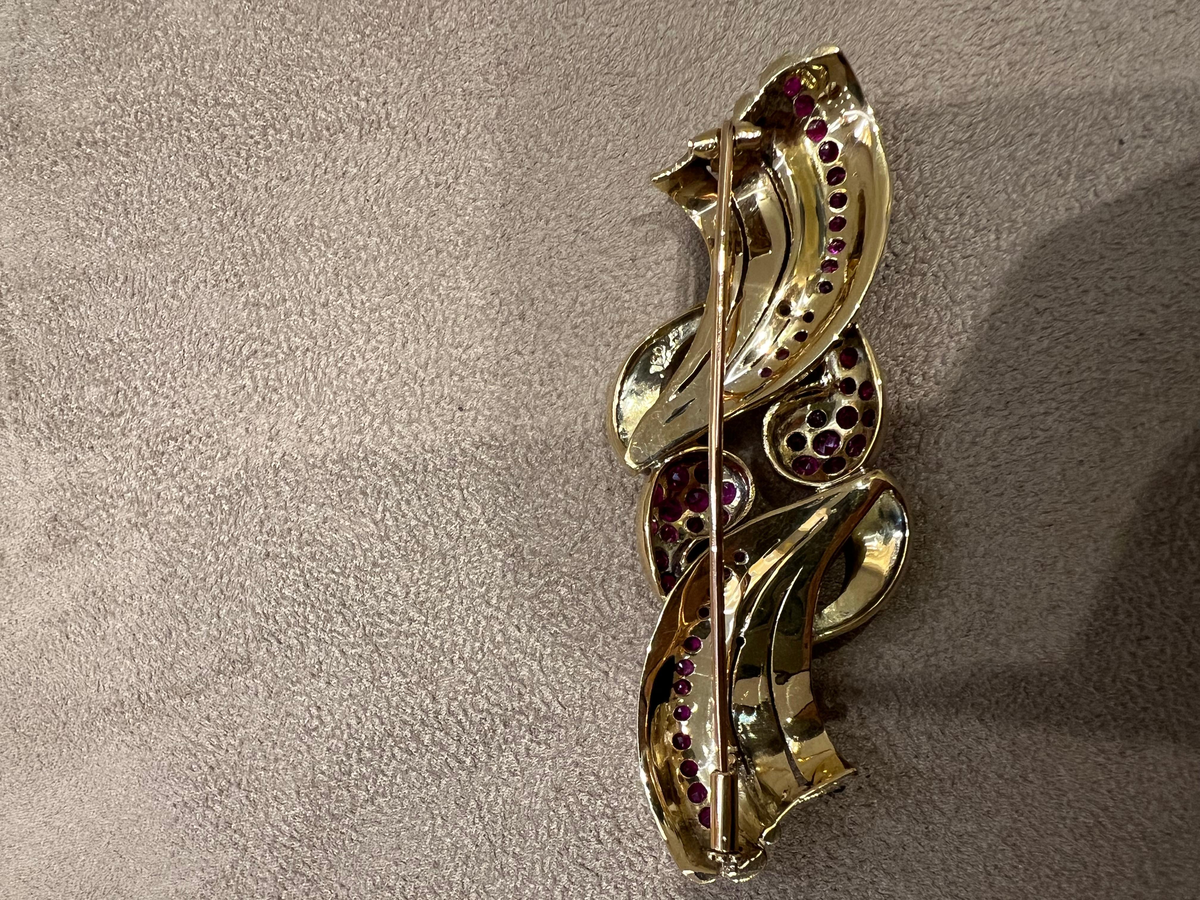 Broche en or jaune avec rubis Pour femmes en vente