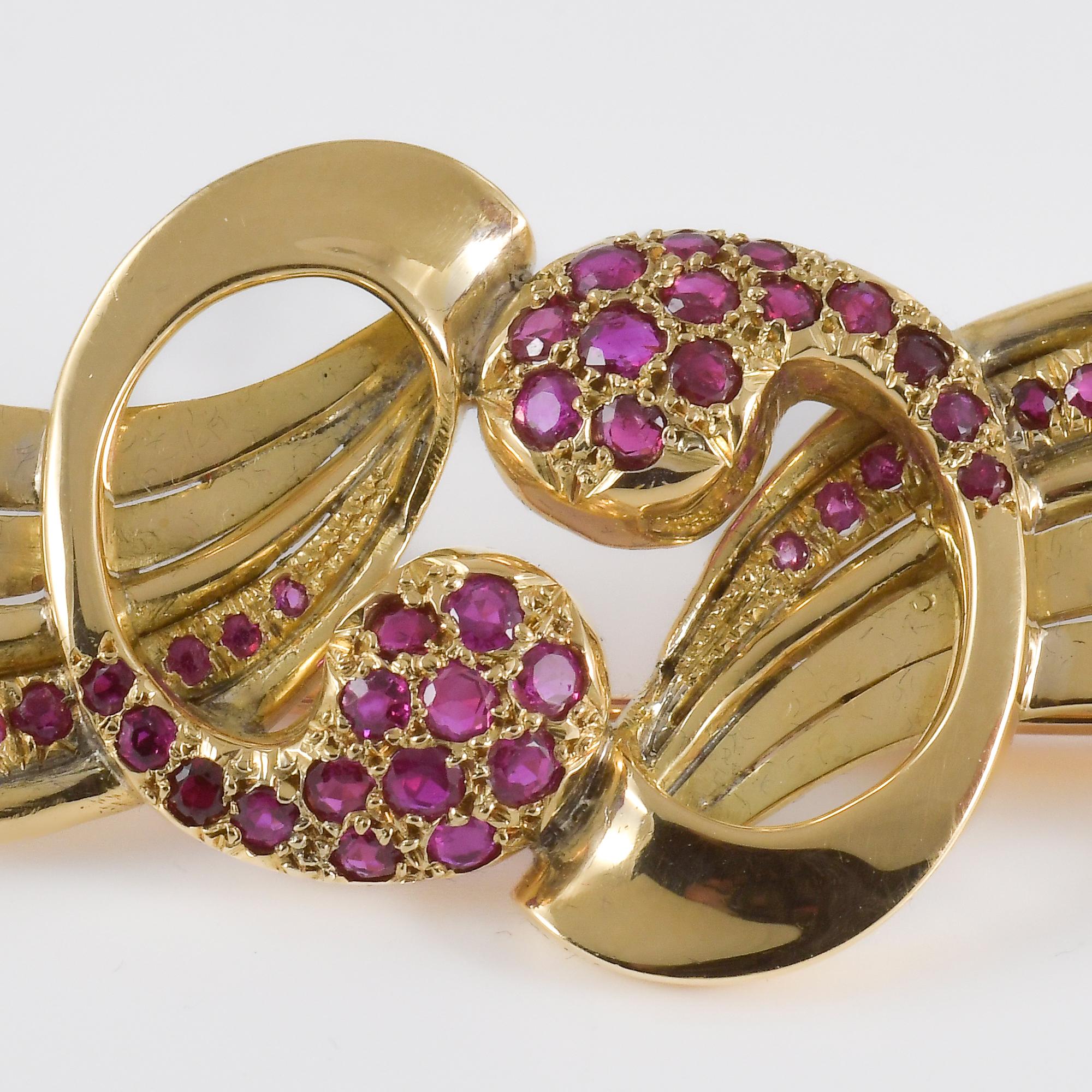 Broche en or jaune avec rubis Pour femmes en vente