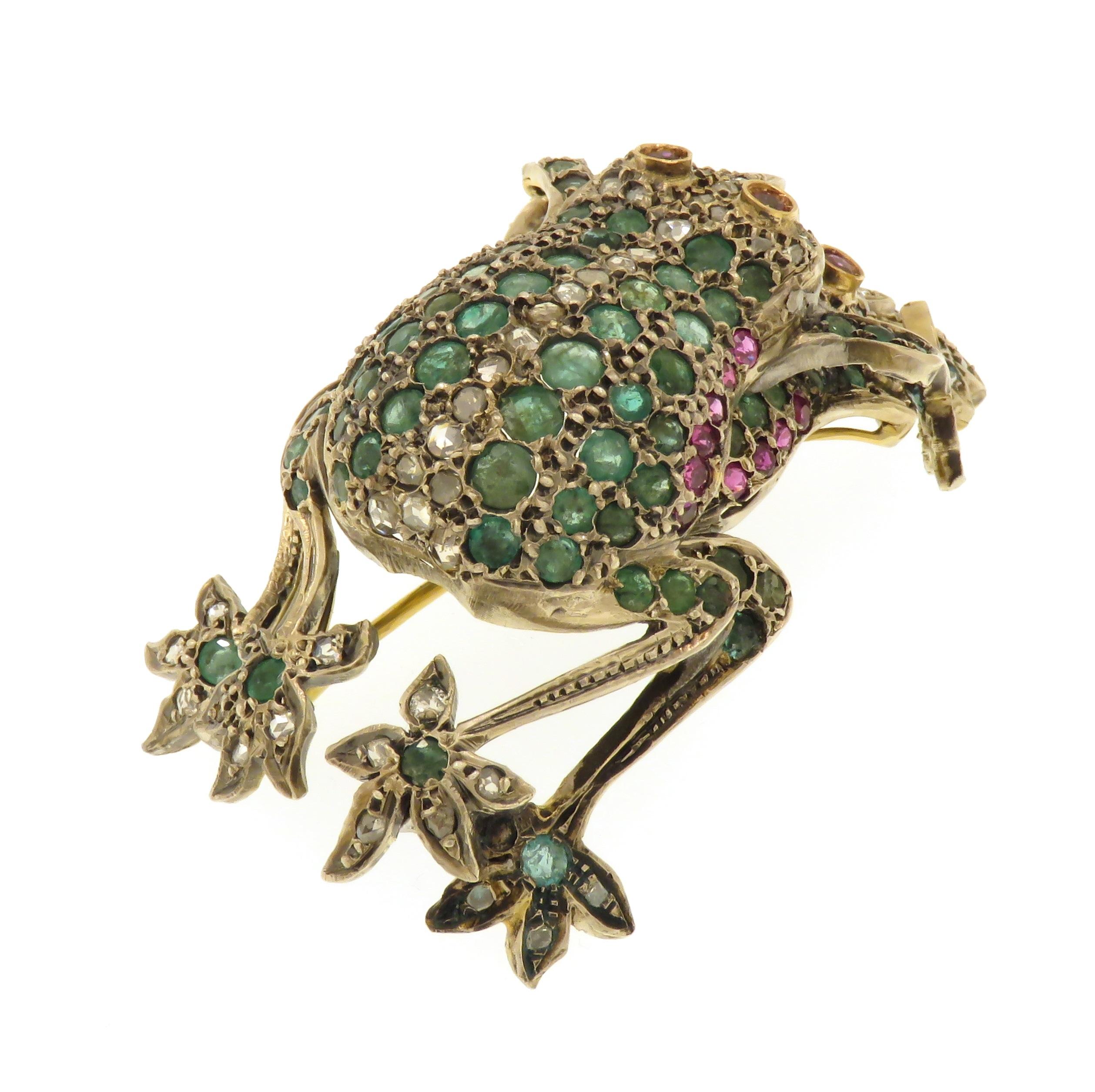 Yellow Gold and Silver Brooch with Emeralds Diamonds and Rubies 1920 In Good Condition For Sale In Milano, IT