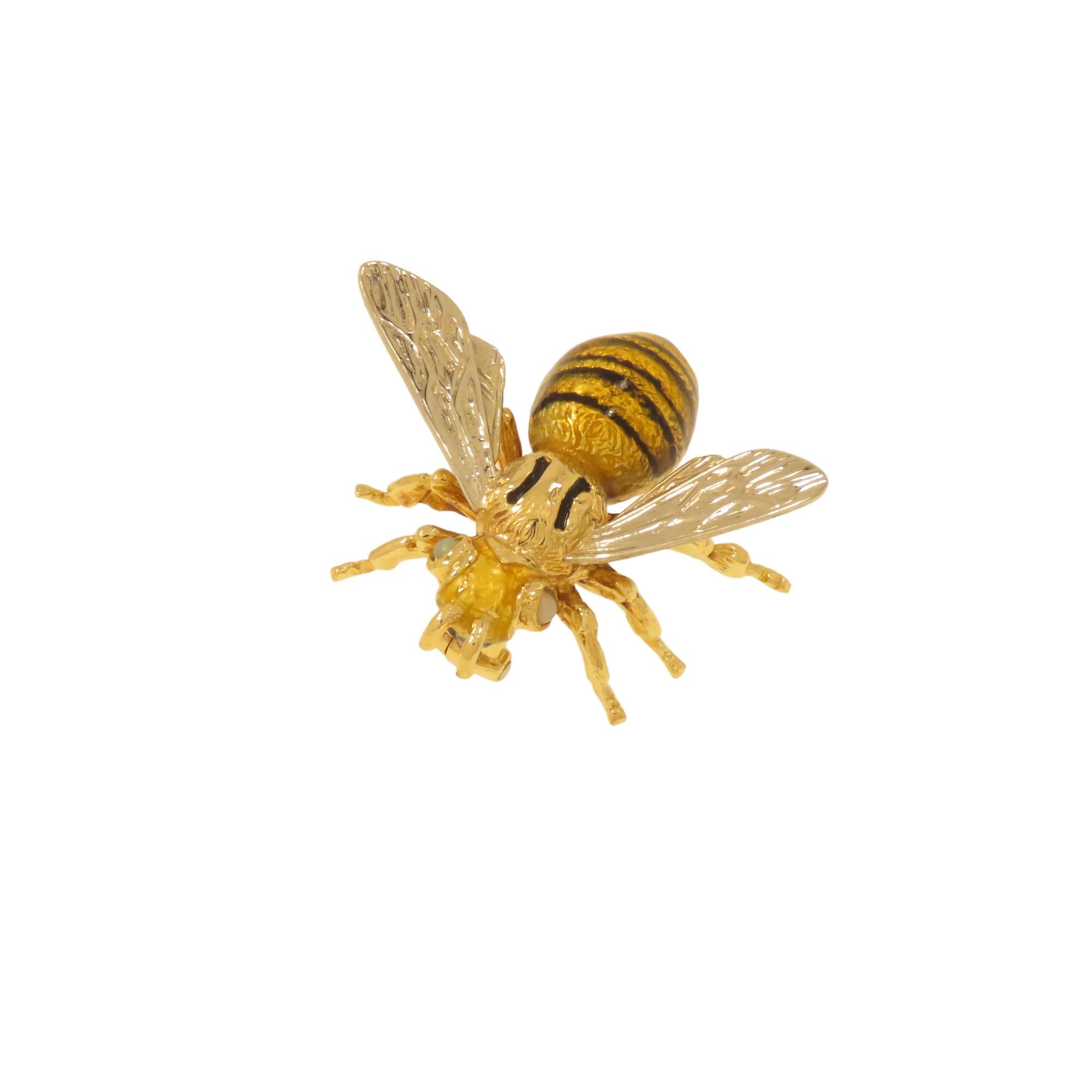 Questa elegante spilla realizzata a mano in Italia tra il 1960 e 1970 raffigura un'ape. Il corpo è in oro giallo 18 carati con smaltatura a fuoco e le ali in oro bianco sempre 18 carati. Negli occhi sono incastonati due piccoli cabochon di