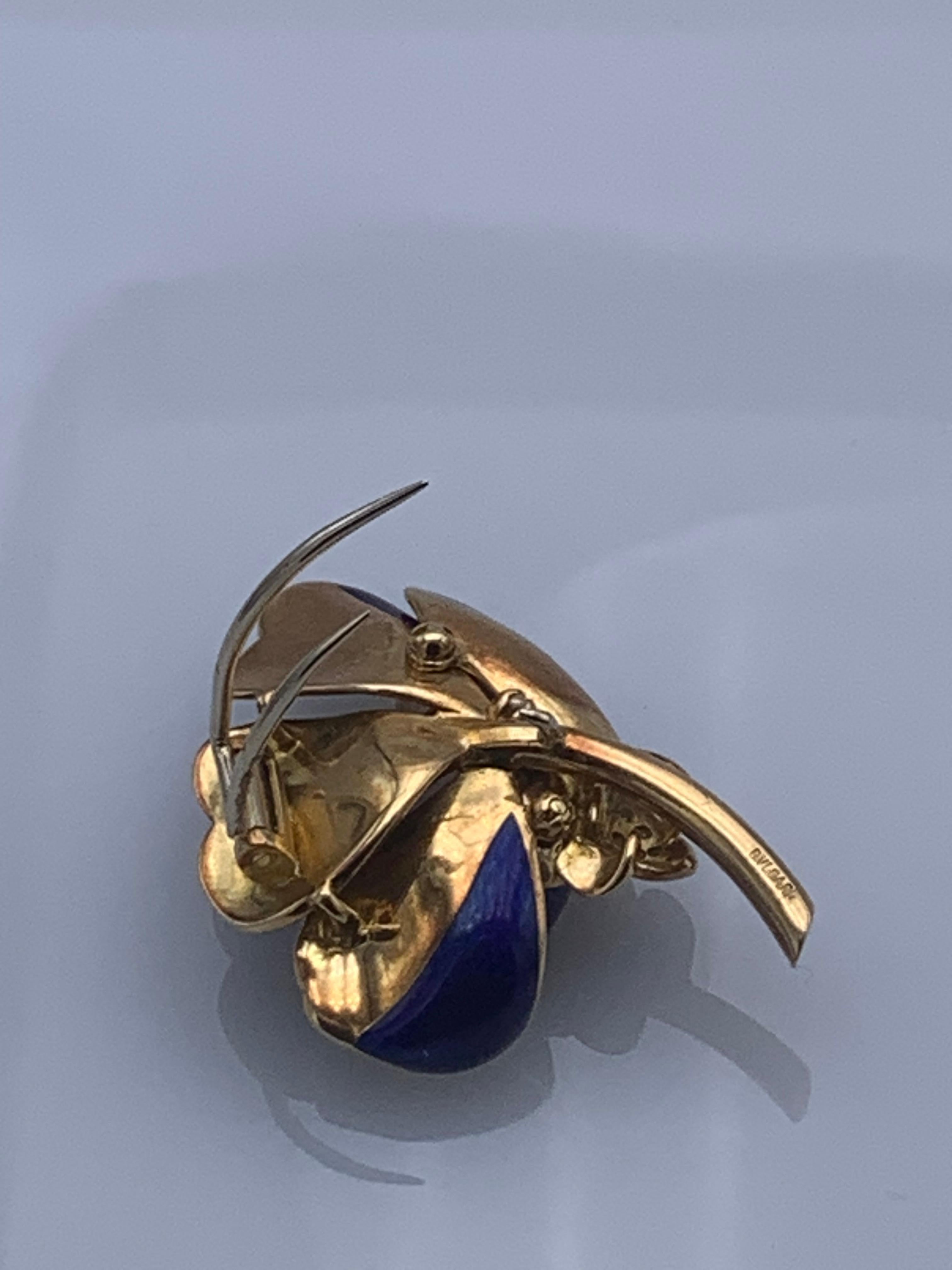 piccola spilla a fiore  circa cm 4 per cm 3,5 in oro giallo smalto e diamanti taglio brillante firmata Bulgari prodotta negli anni '70 