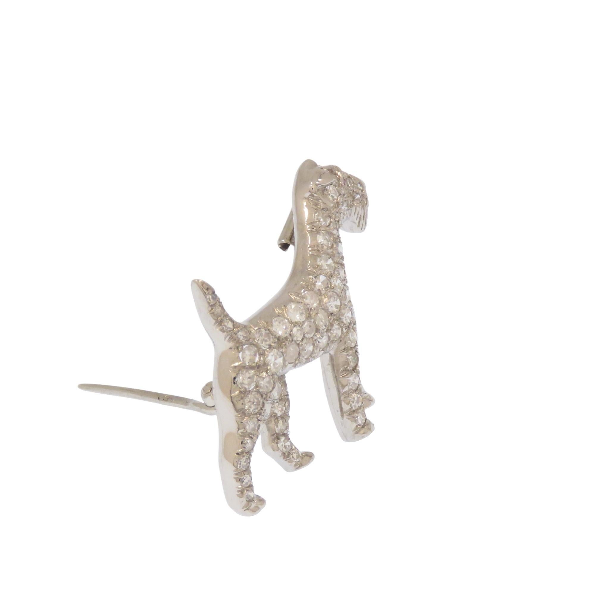 Adorabile spilla di cane Airedale lavorata a mano in platino con incastonati su tutto il corpo 60 diamanti di 1.5 carati circa. Prodotta da esperti orafi nel 1970 circa. La spilla ha sul retro un supporto con perno a cerniera e chiusura a pressione.