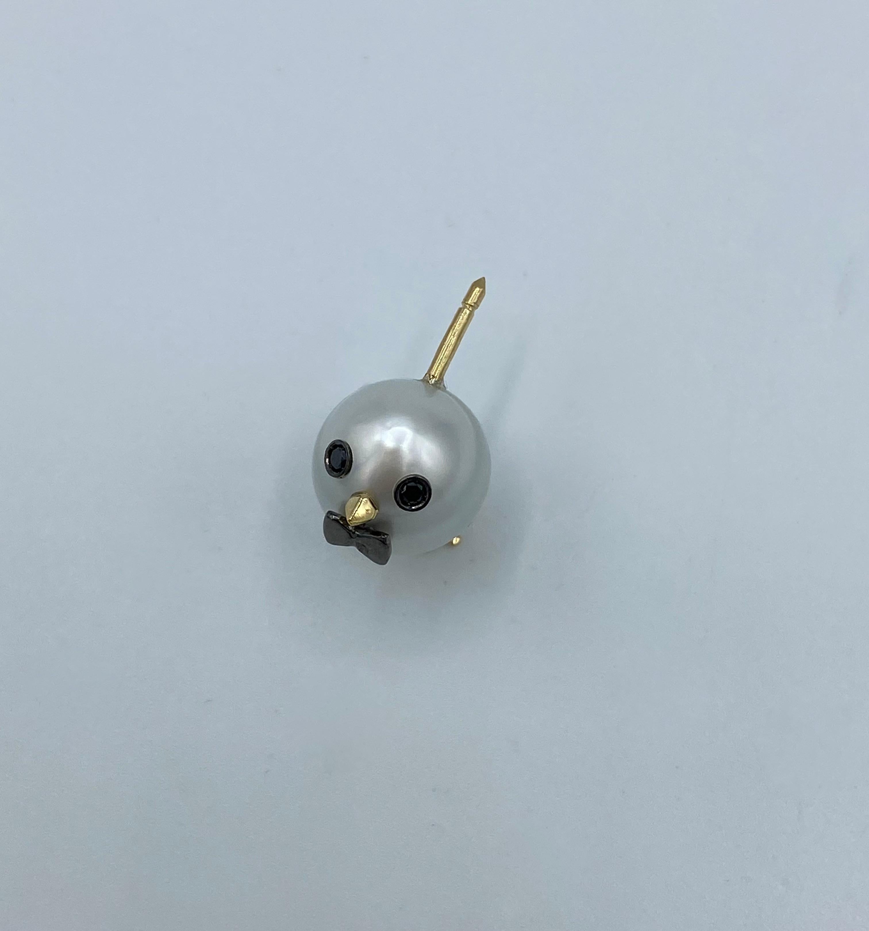 Spilla con perla australiana in oro 18 carati bianco e giallo Petronilla
Ho utilizzato una piccola e bellissima perla australiana per realizzare con cura un pulcino con un papillon nero.
È una bella spilla da giacca, adatta sia per uomo che per