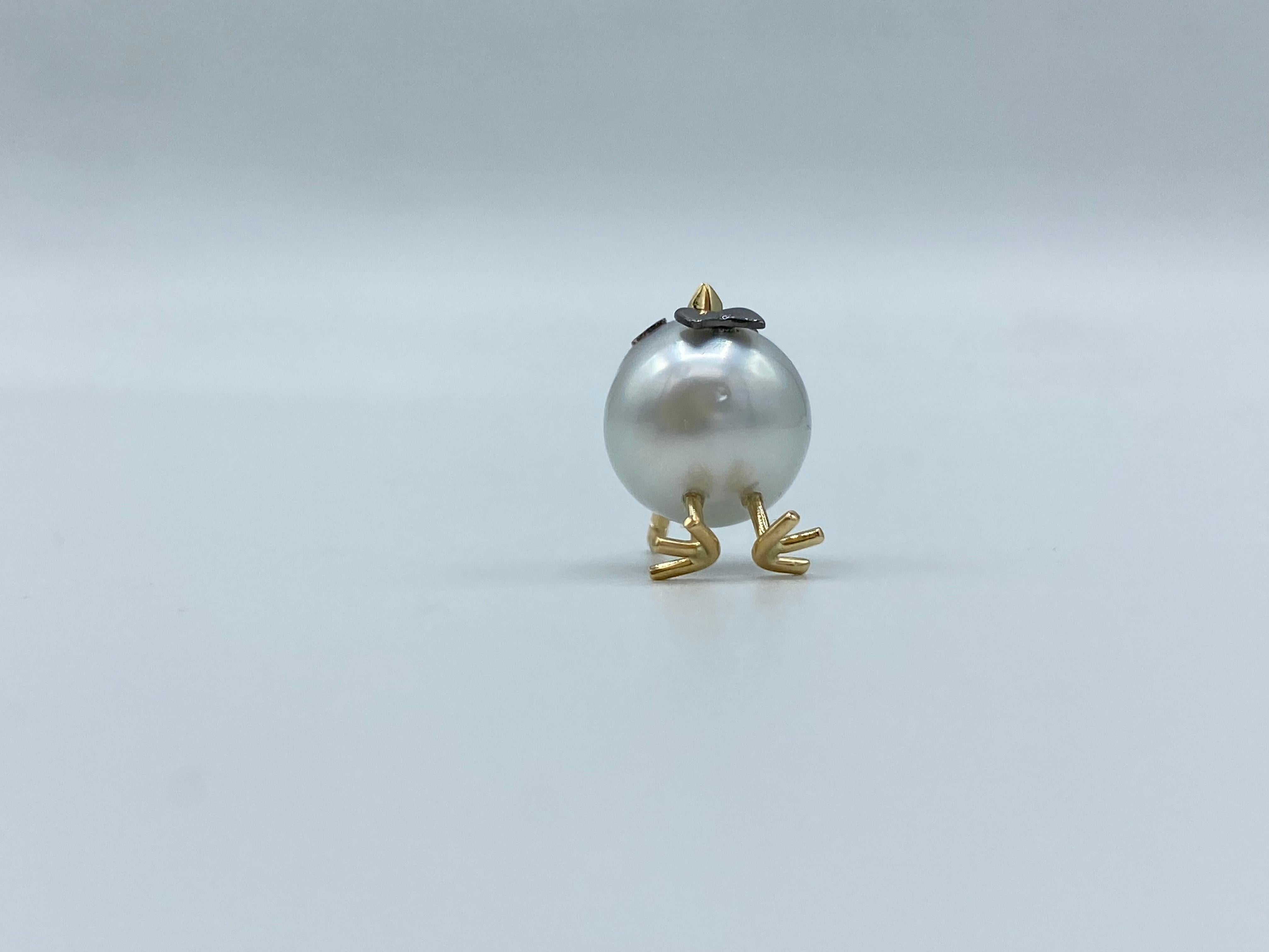 Artisan Spilla pulcino con papillon in oro 18Kt perla australiana e diamanti neri For Sale