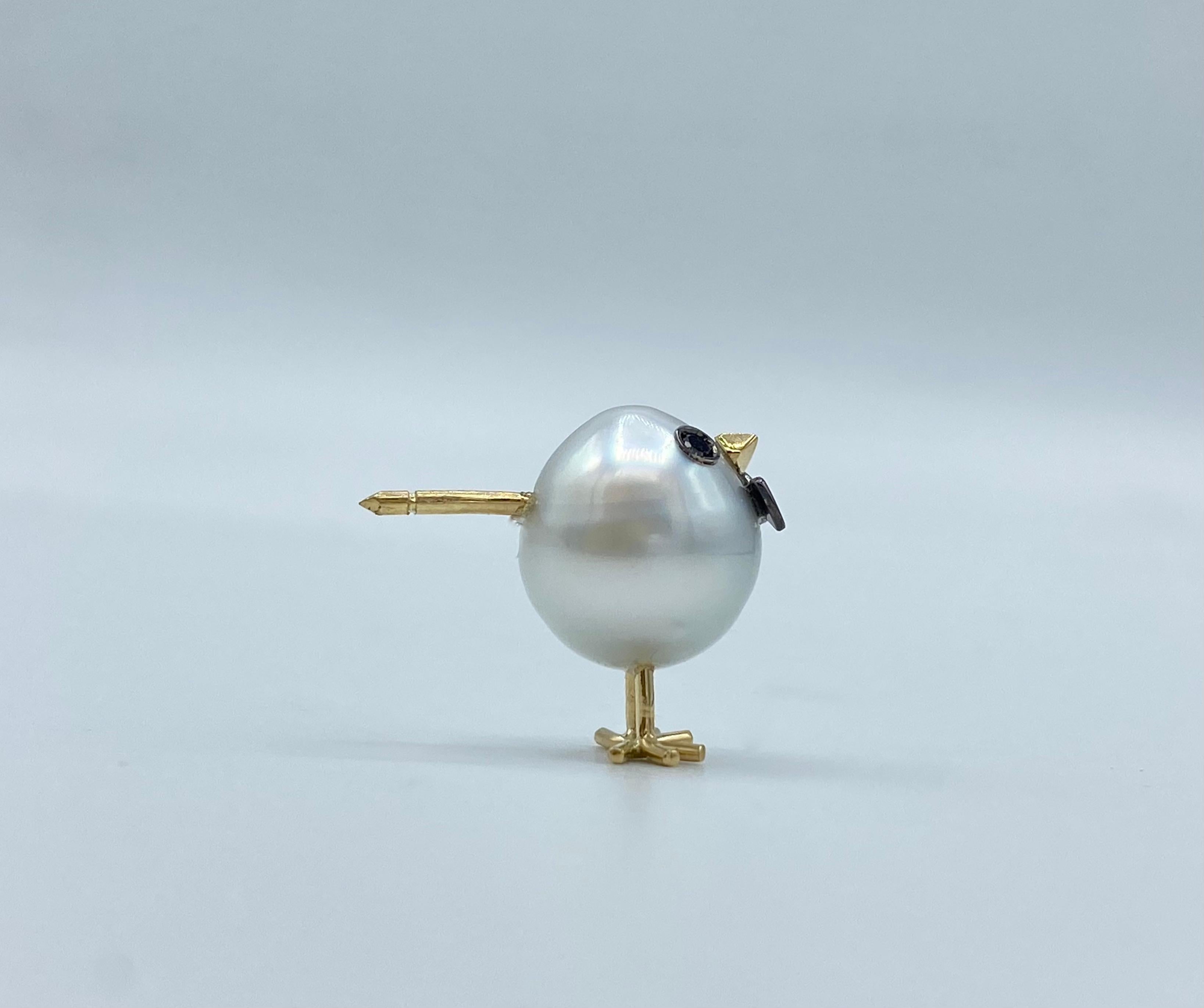 Round Cut Spilla pulcino con papillon in oro 18Kt perla australiana e diamanti neri For Sale
