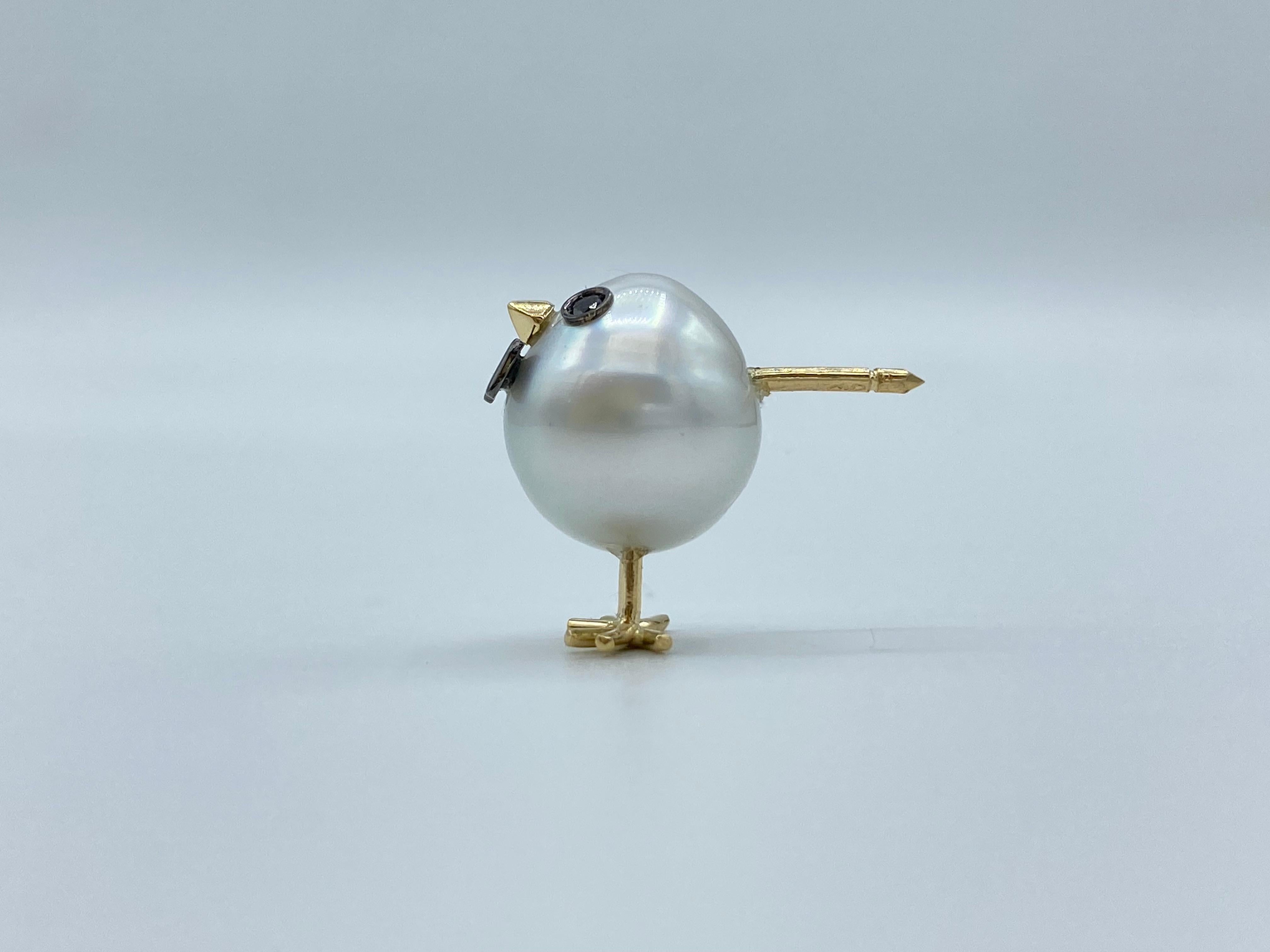 Spilla pulcino con papillon in oro 18Kt perla australiana e diamanti neri In New Condition For Sale In Bussolengo, Verona