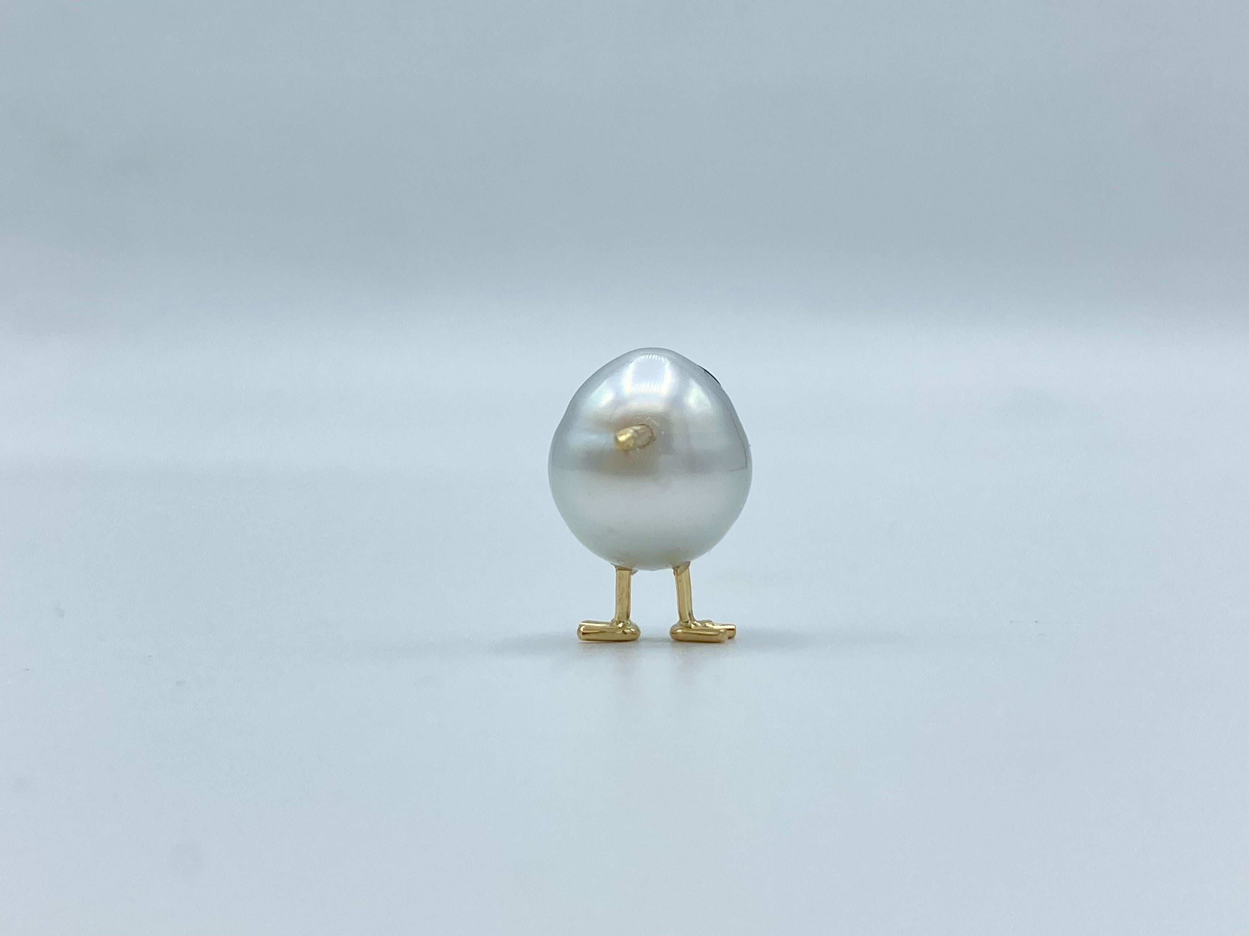 Women's or Men's Spilla pulcino con papillon in oro 18Kt perla australiana e diamanti neri For Sale