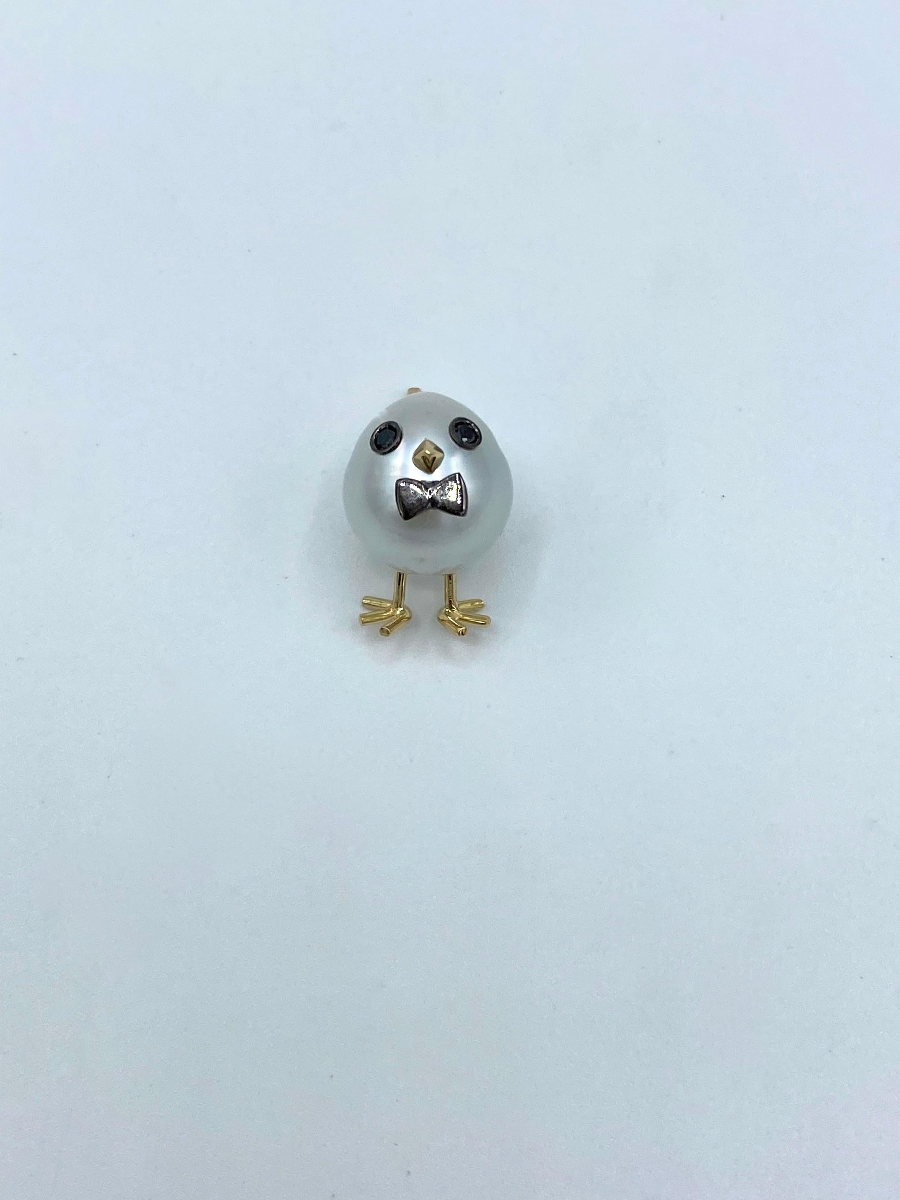 Spilla pulcino con papillon in oro 18Kt perla australiana e diamanti neri For Sale 3