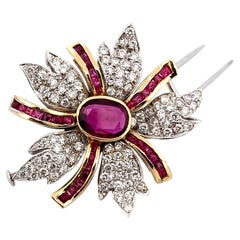 Vintage Blumenbrosche aus 18 Kt Weiß- und Gelbgold mit Rubinen und Diamanten