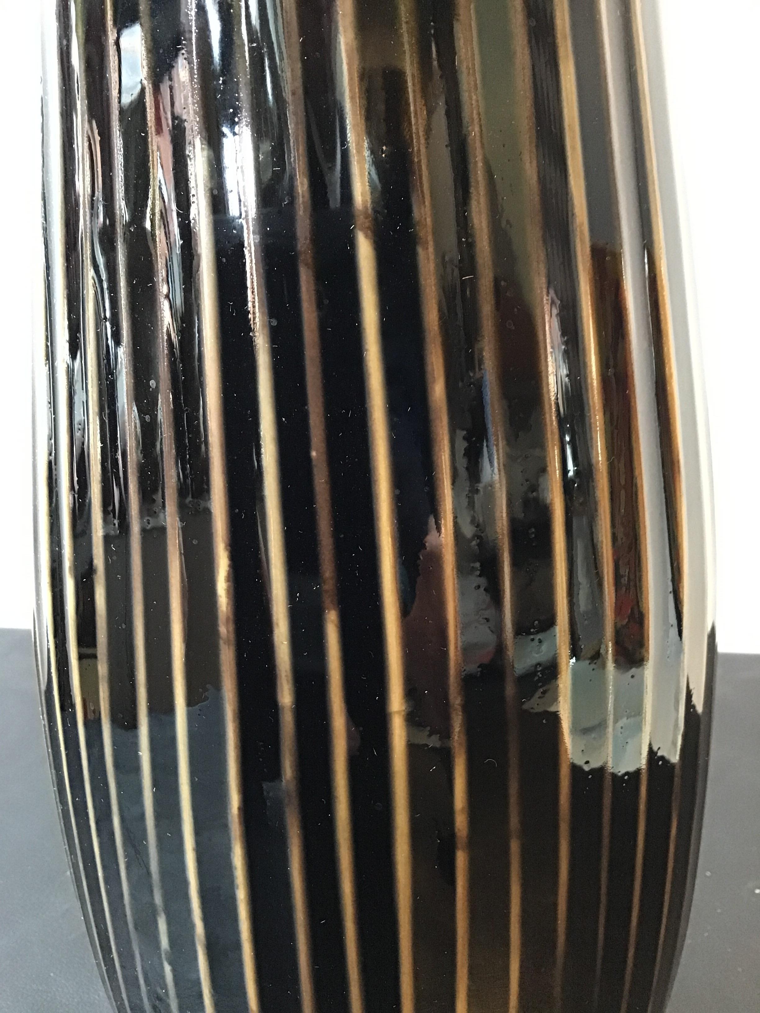 Vase Spin Ceramics à rayures noires Bon état - En vente à Tarrytown, NY