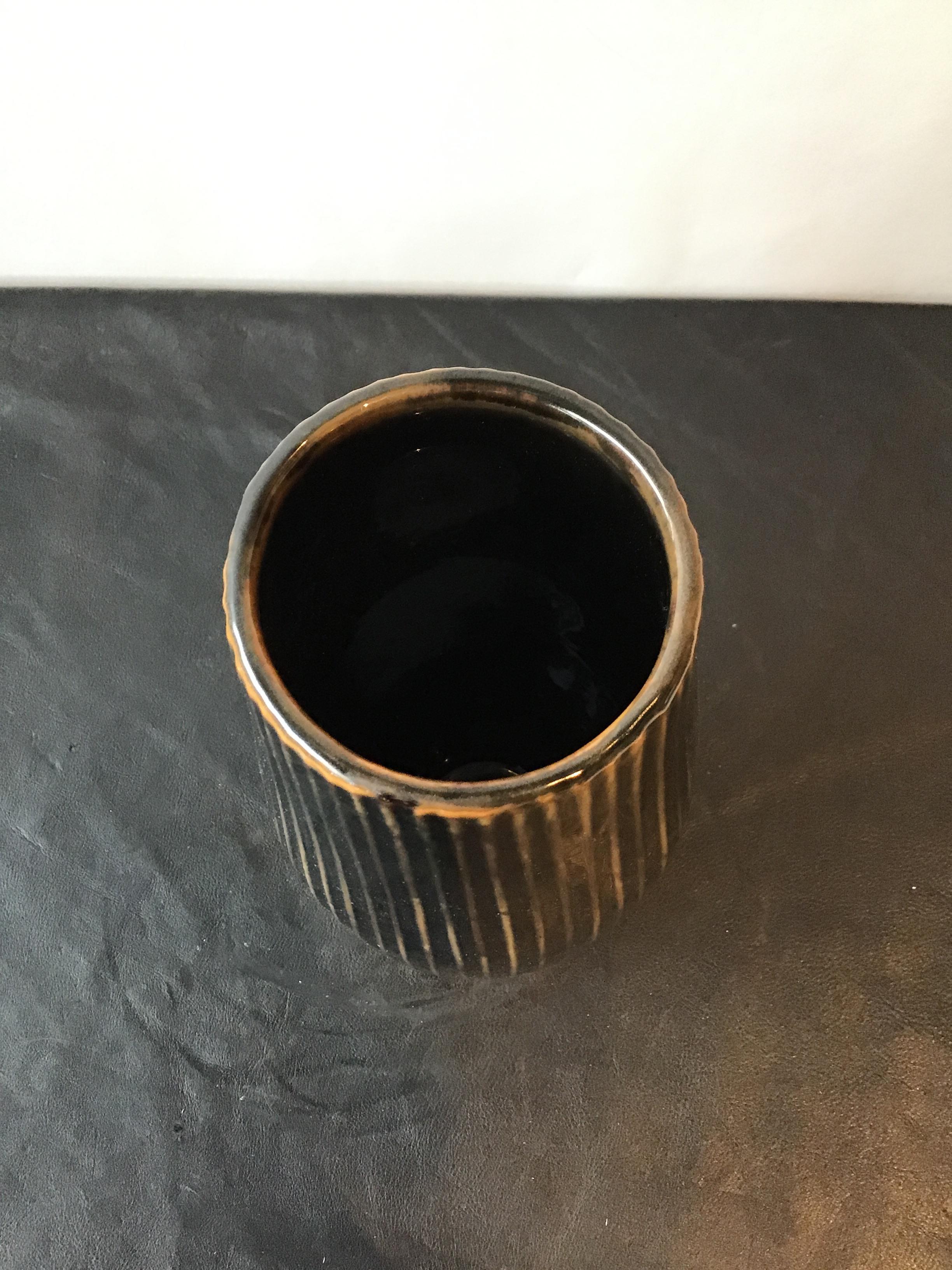 XXIe siècle et contemporain Vase Spin Ceramics à rayures noires en vente