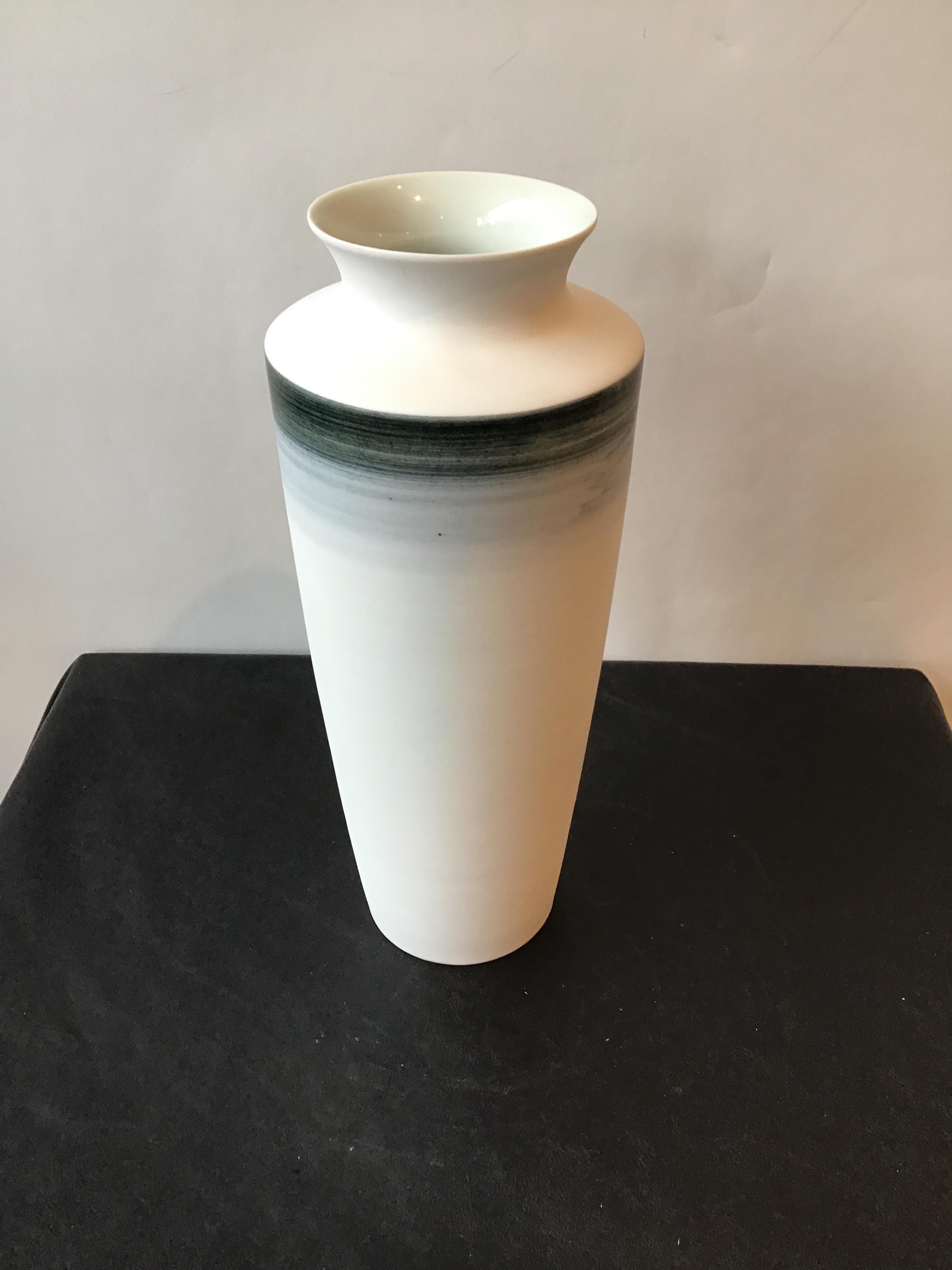 Spin Ceramics Vaso a righe bianche e blu In condizioni buone in vendita a Tarrytown, NY
