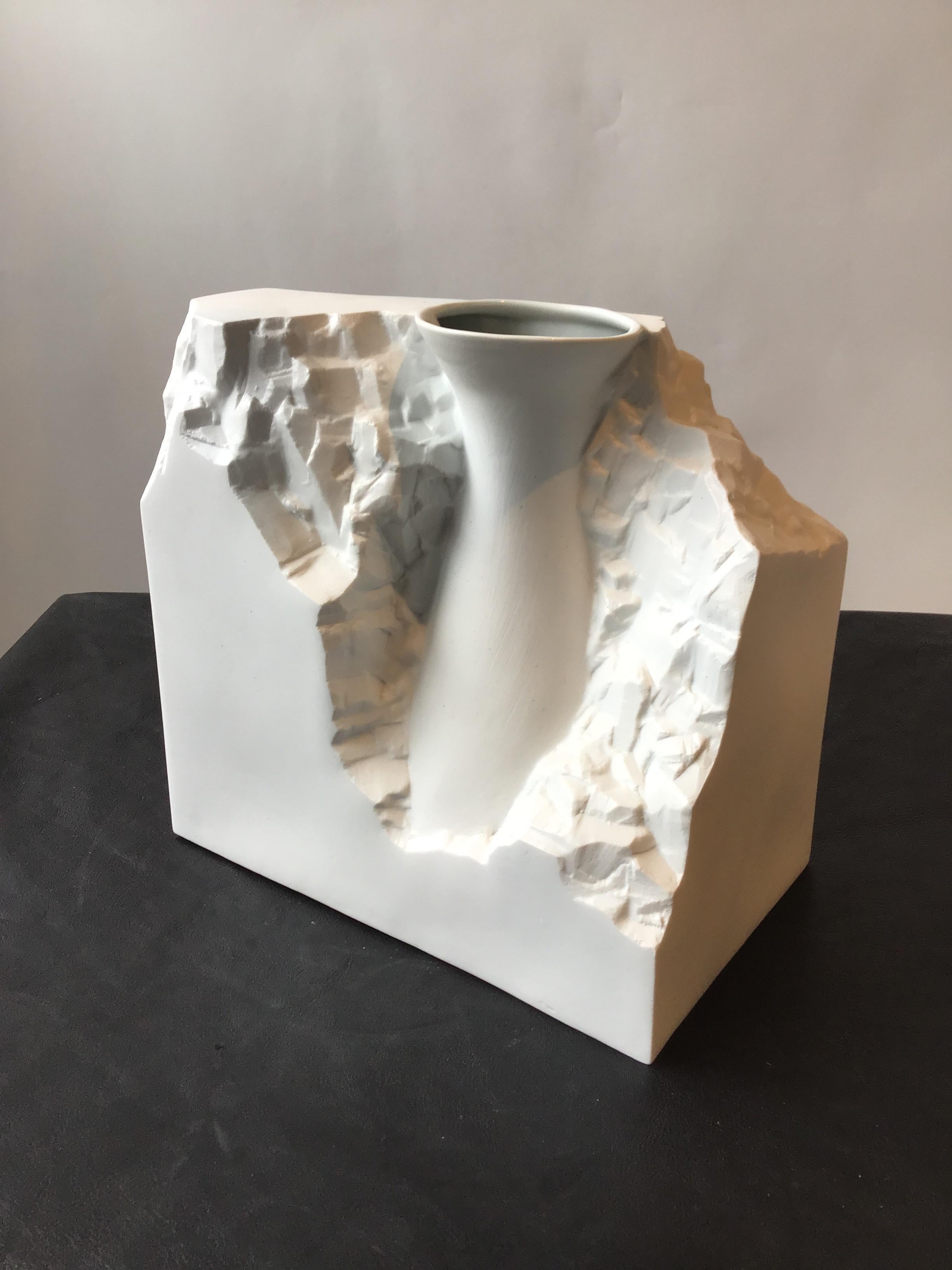Spin ceramics vase in a mold. New.