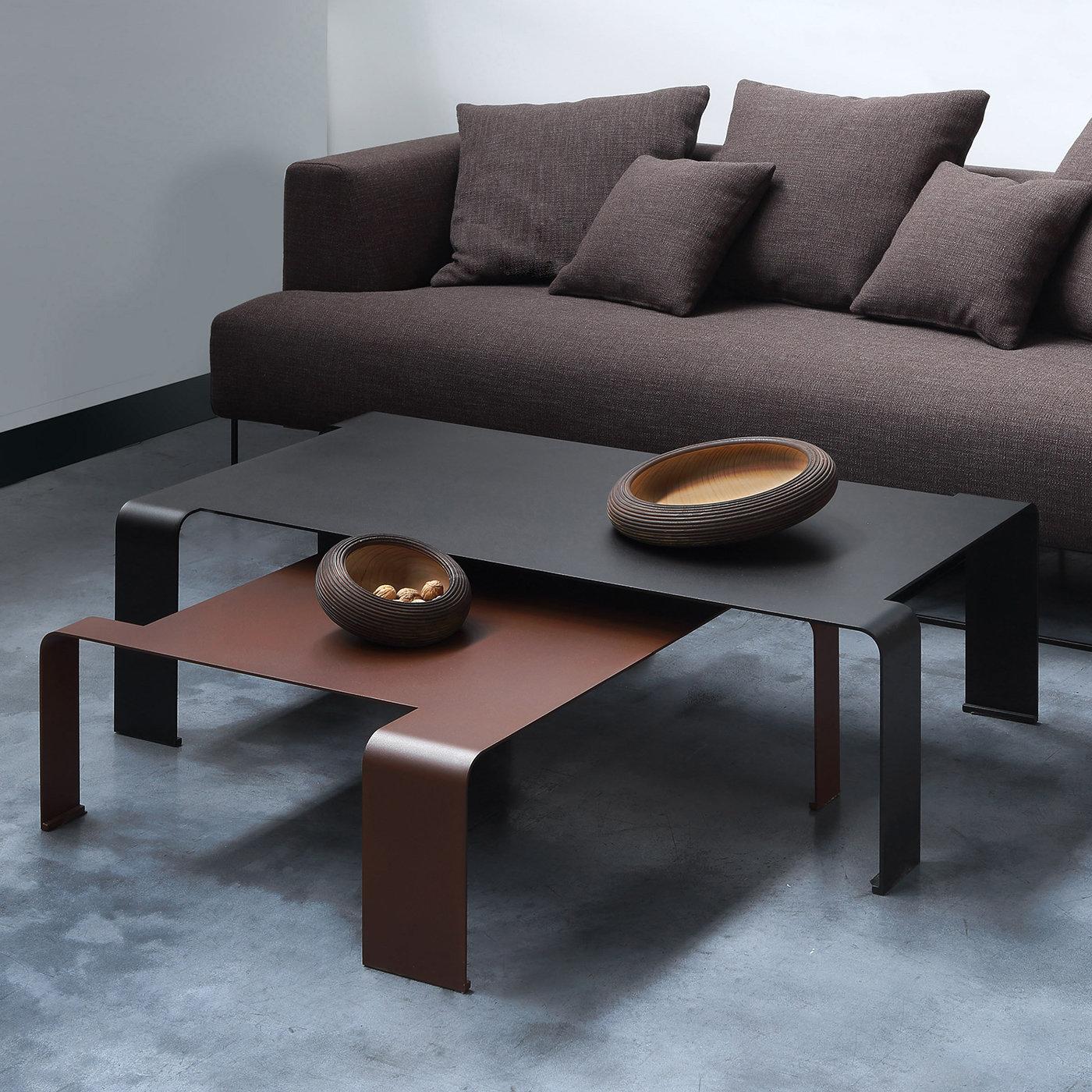 Elegant in its simplicity, this coffee table will create a striking and distinctive focal point in a minimalist or contemporary interior. Boasting a total black look obtained with a black sanded-copper finish, it is entirely handcrafted from a bent