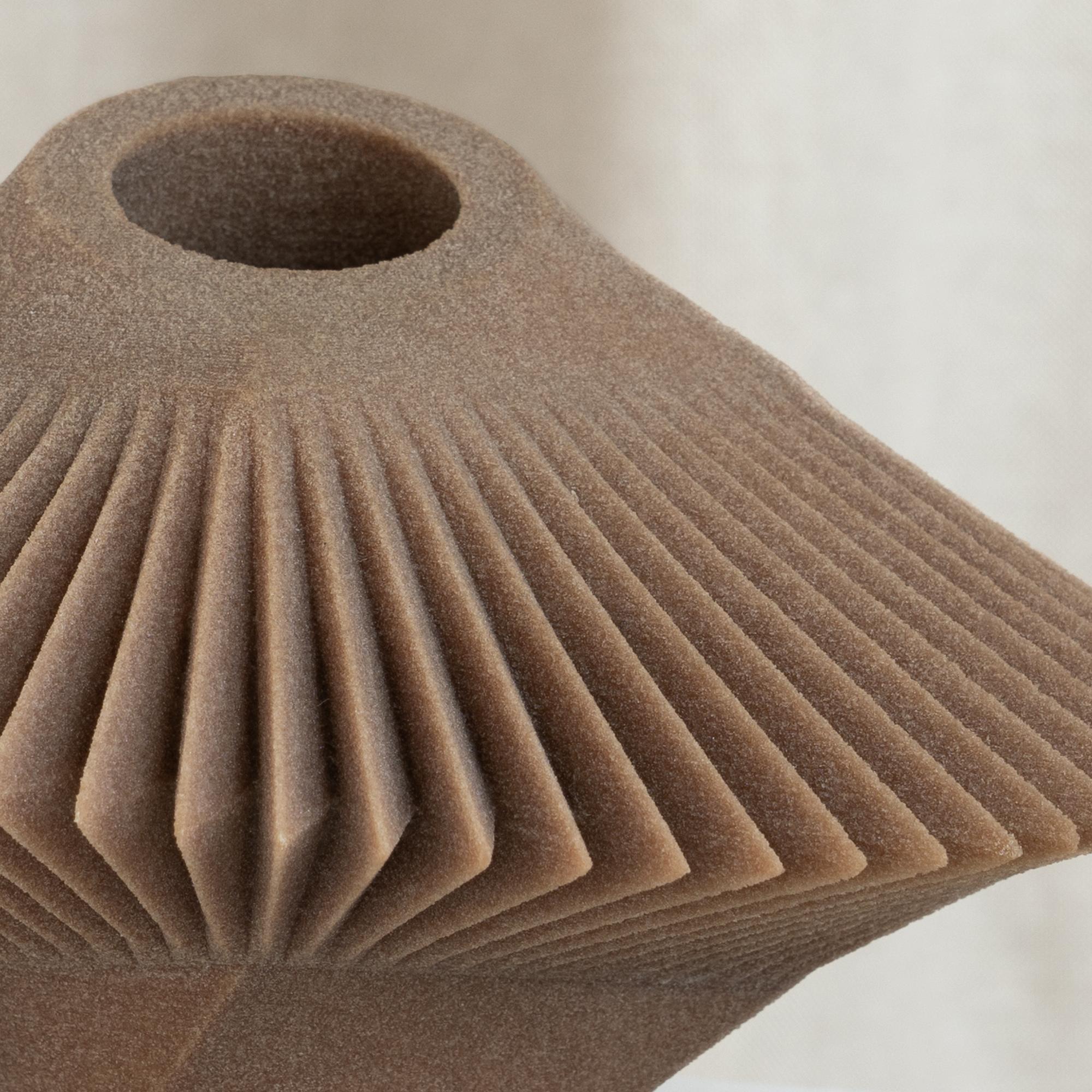 Rive Roshan porta la sabbia naturale in casa con il lancio di una nuova gamma di oggetti scultorei realizzati con sabbia naturale. La collezione di oggetti scultorei stampati in 3D sembra essere congelata in movimento, portando la sabbia naturale