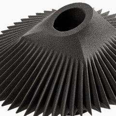 Spin Vessel Small - Jarrón negro de arena impreso en 3D por Rive Roshan