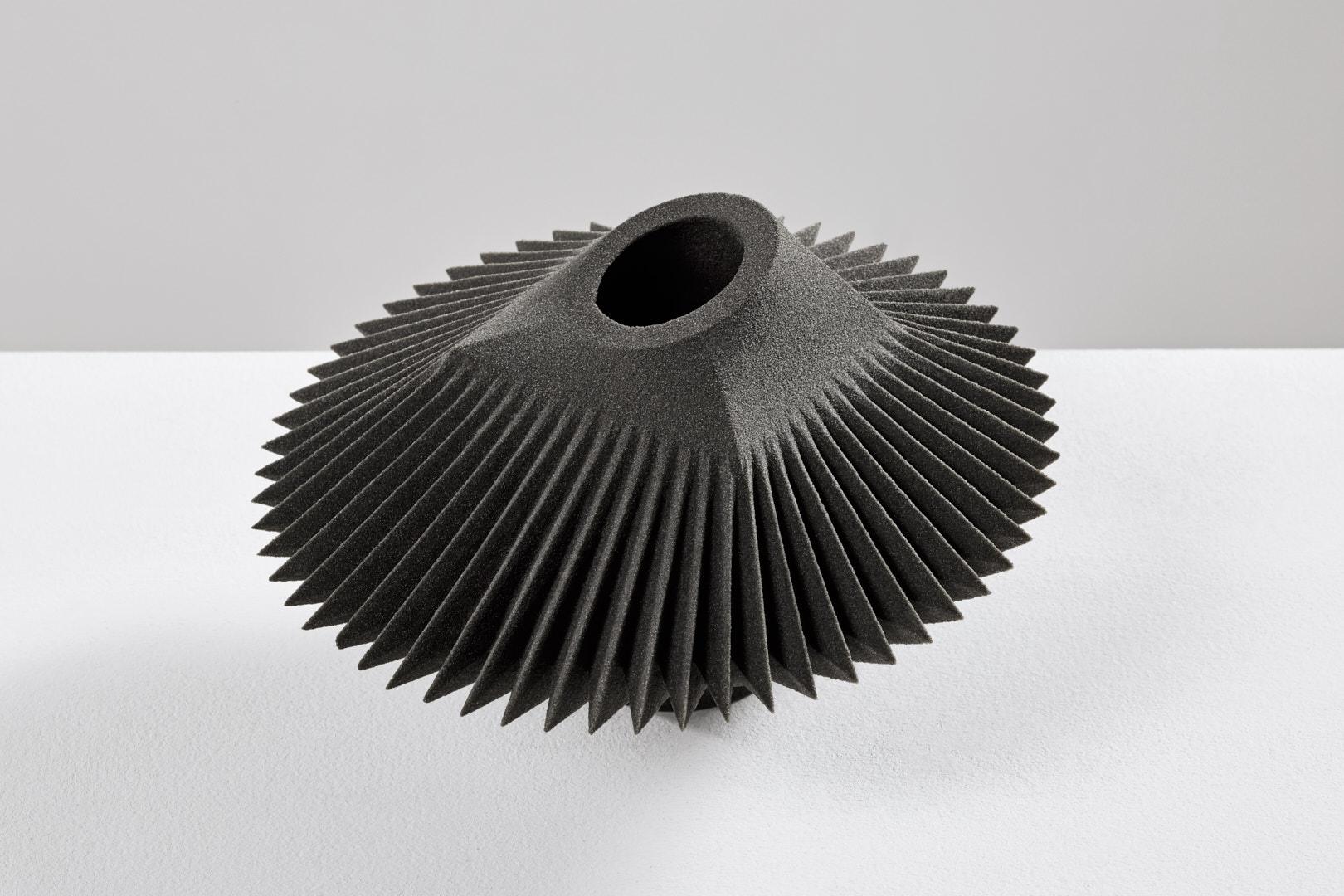 Spin Vessel Small - Jarrón negro de arena impreso en 3D por Rive Roshan Otro en venta