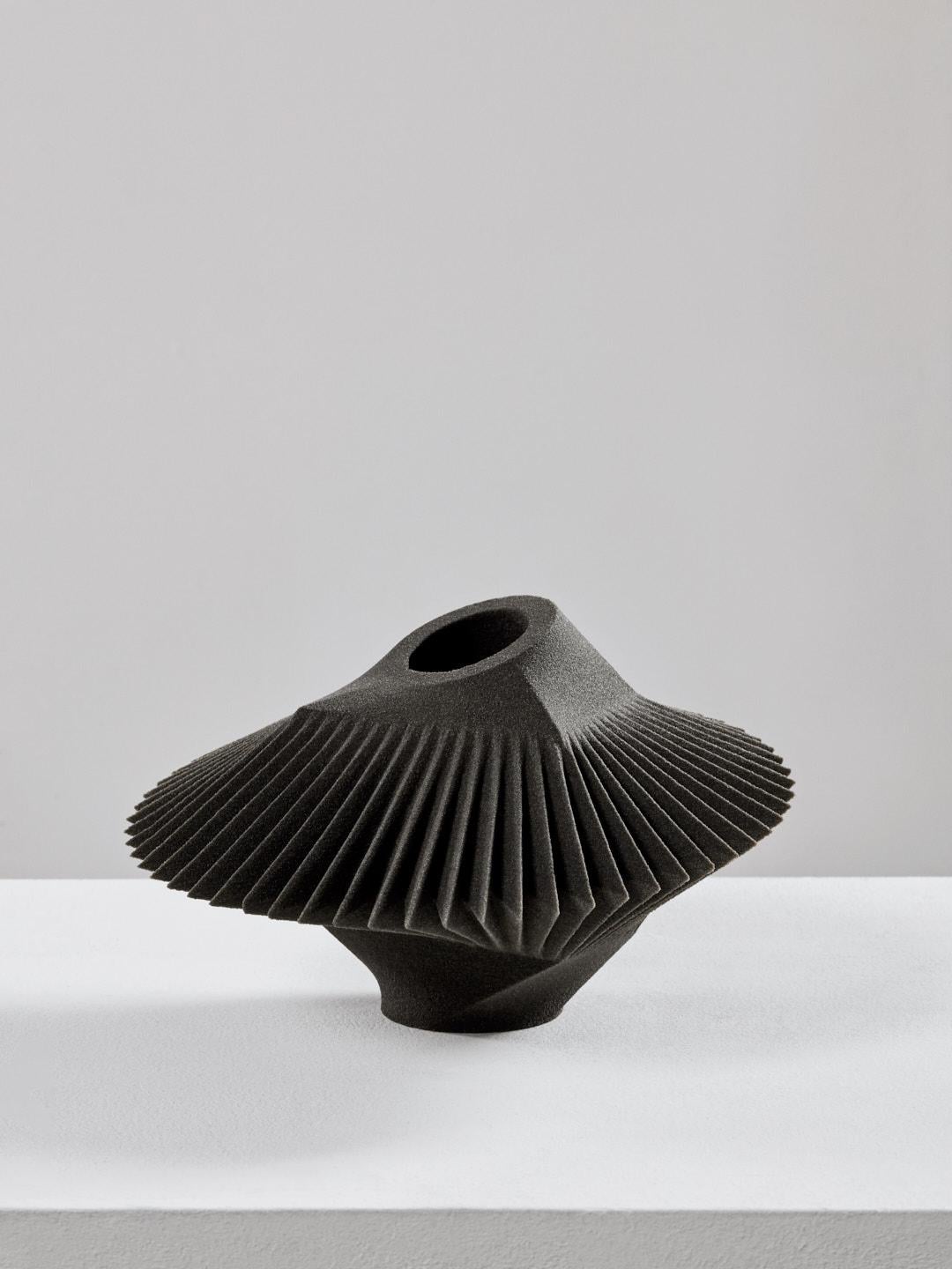 Spin Vessel Small - Jarrón negro de arena impreso en 3D por Rive Roshan Holandés en venta
