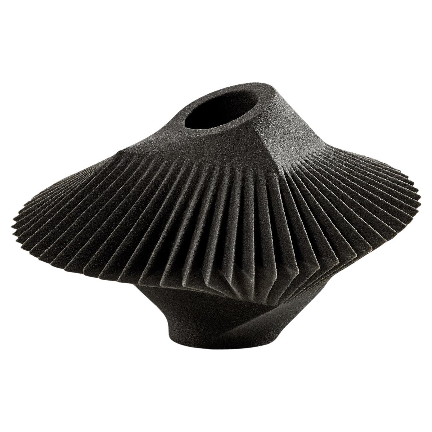 Spin Vessel Small - Jarrón negro de arena impreso en 3D por Rive Roshan en venta