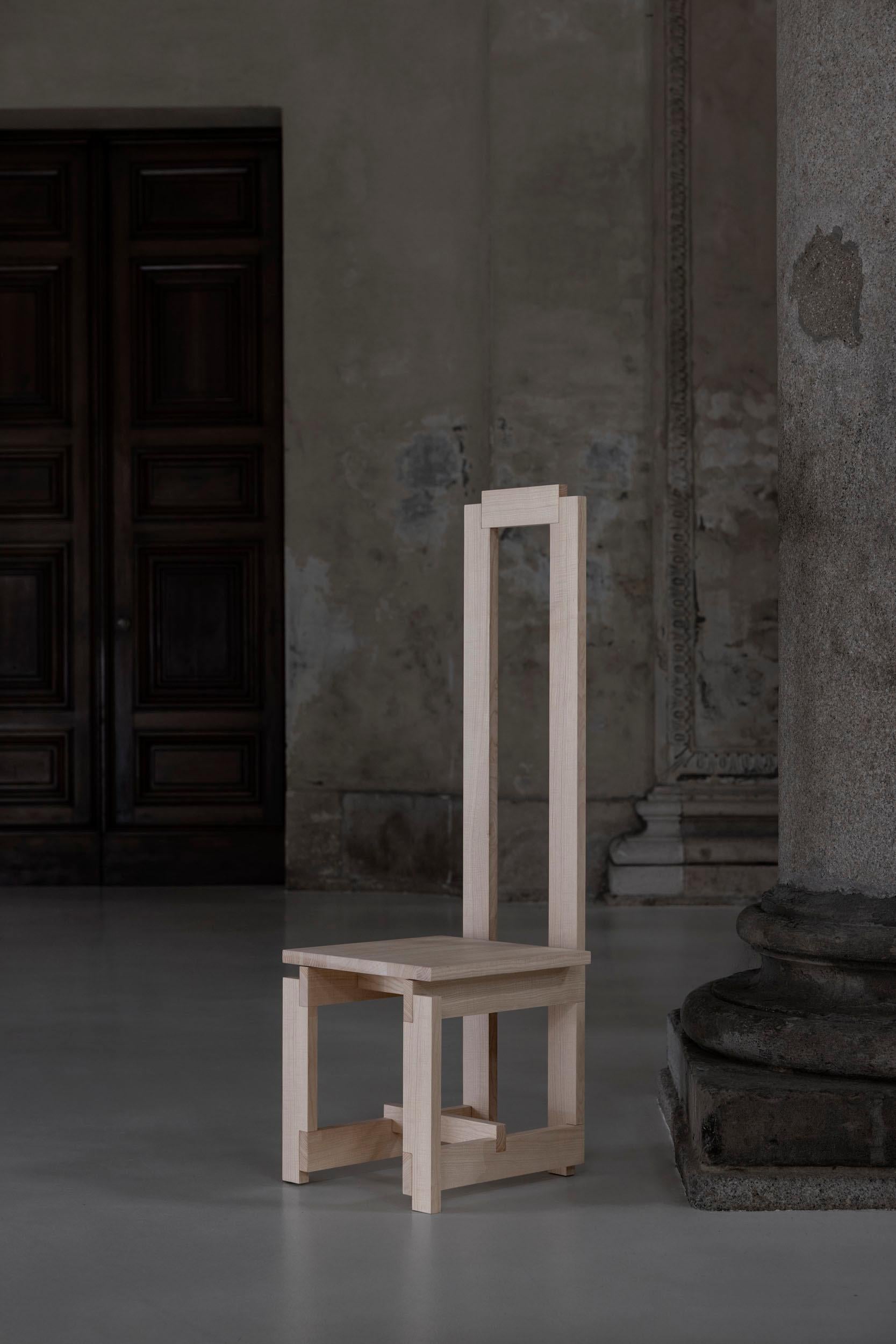 “Spina” is a sculptural chair designed by David Dolcini for Volumnia, presented in a limited edition of 9 pieces on the occasion of the exhibition Le Forme del Tempo. Crafted in wood, its organic lines and refined construction reflect a deep