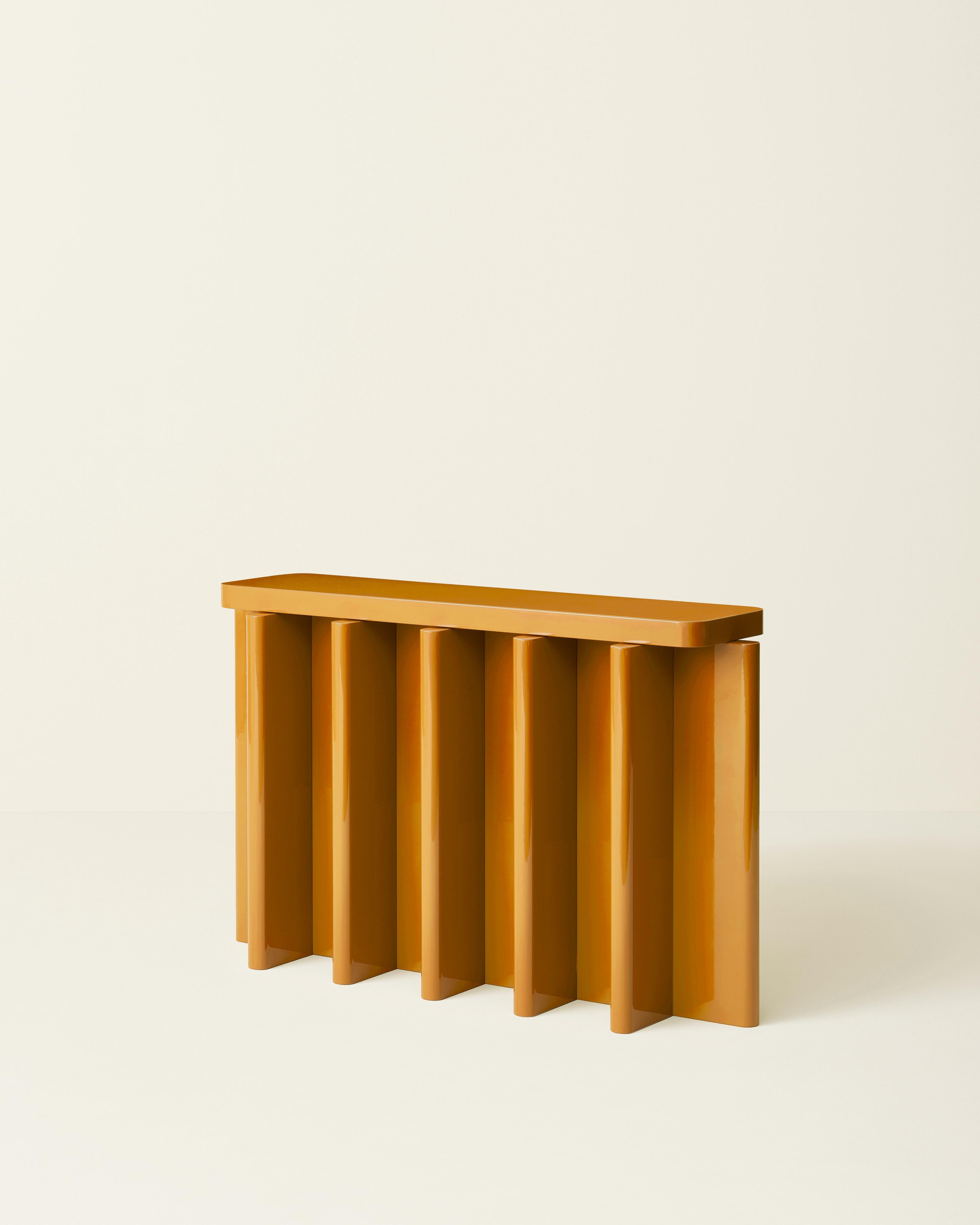 CHOISISSEZ VOTRE COULEUR A PARTIR DE NCS OU RAL (gratuit)
Spina est une collection de tables, de sièges et de consoles caractérisée par une base squelettique dense qui soutient un plan horizontal plus petit le long de son axe.

Les épaisseurs et les