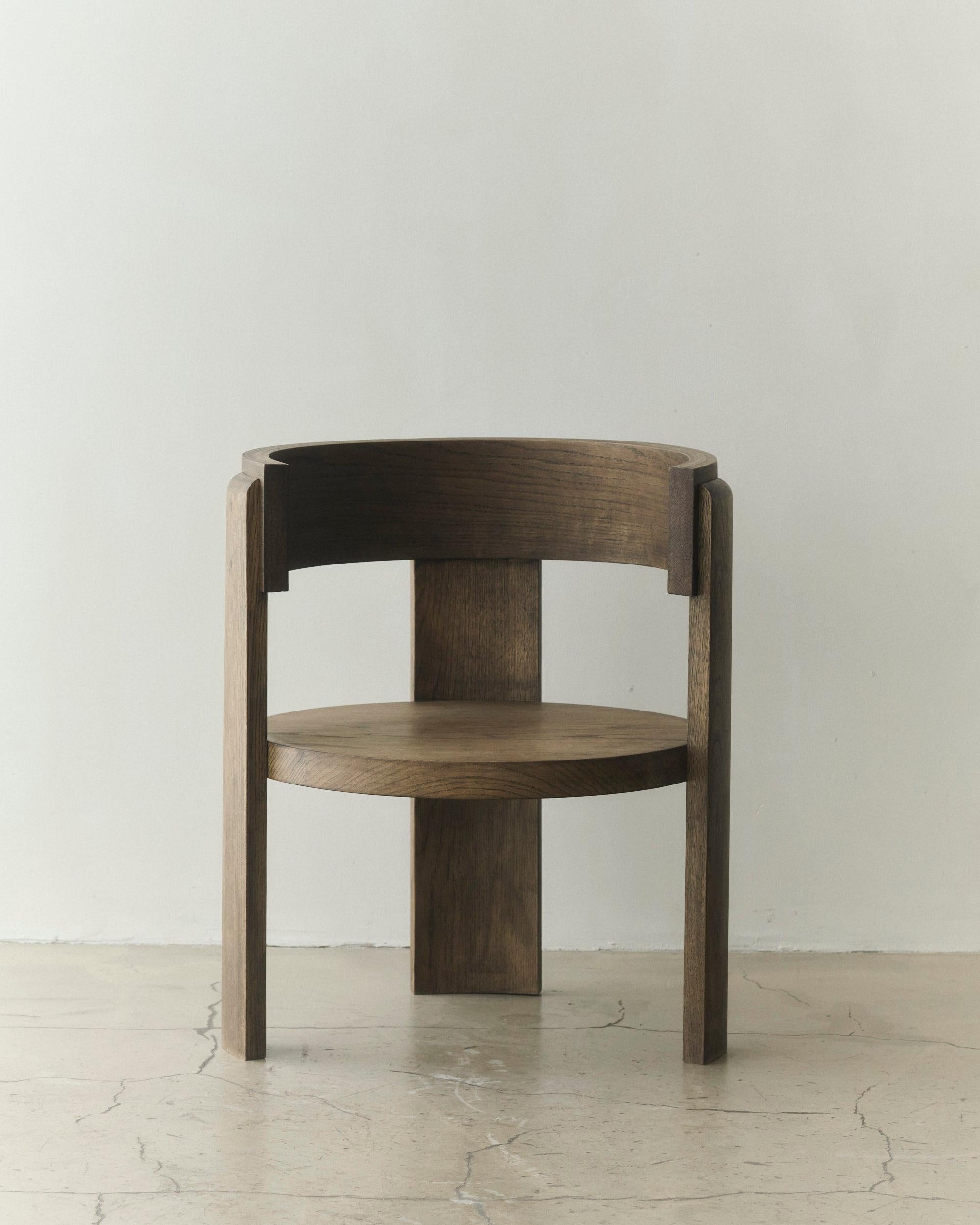 Spina Lounge Sessel aus massiver Eiche mit geräucherter Oberfläche von Louise Roe.
Die Collection'S 