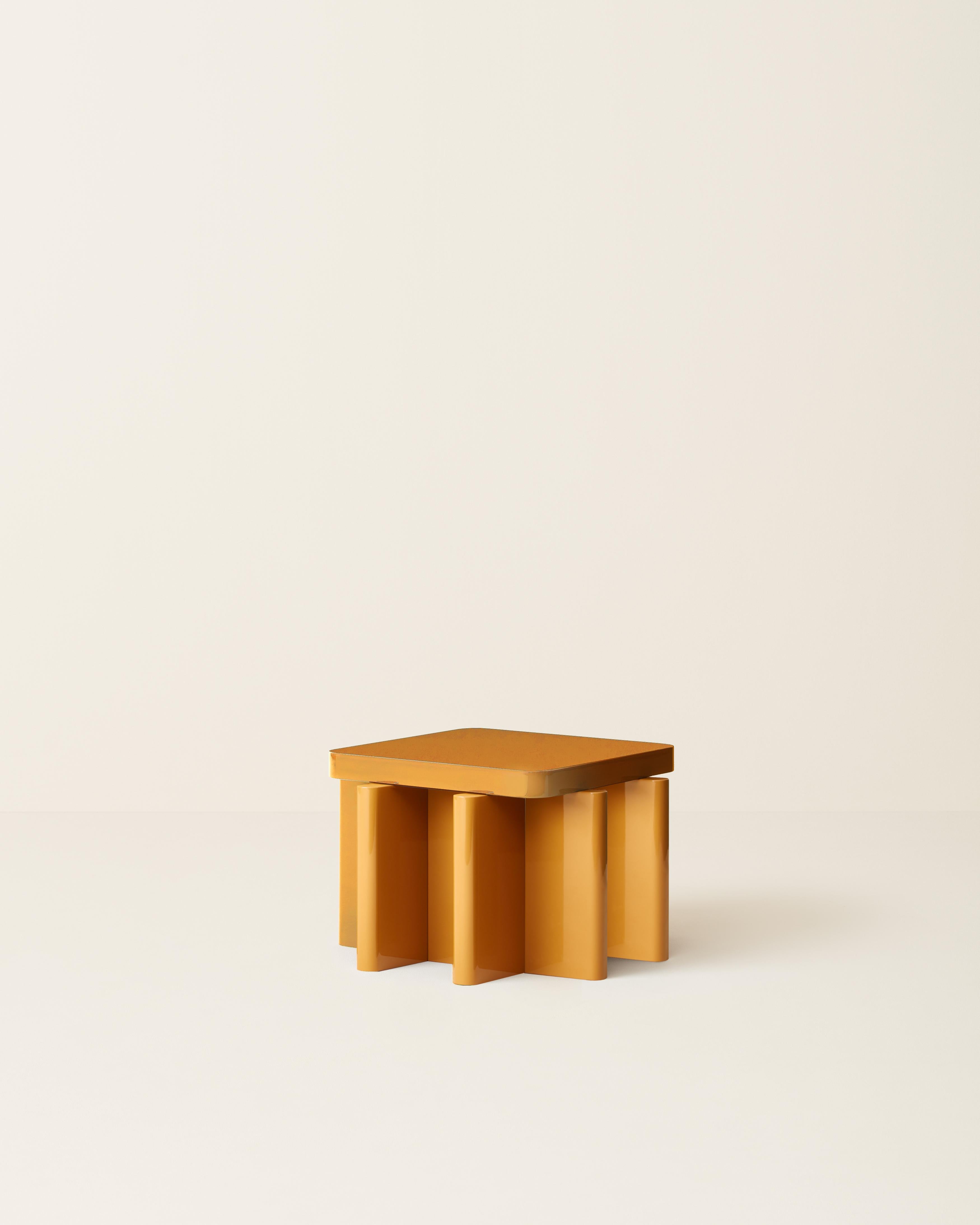 Spina est une collection de tables, de sièges et de consoles caractérisée par une base squelettique dense qui soutient un plan horizontal plus petit le long de son axe.

Les épaisseurs et les proportions des plans verticaux qui se croisent saturent