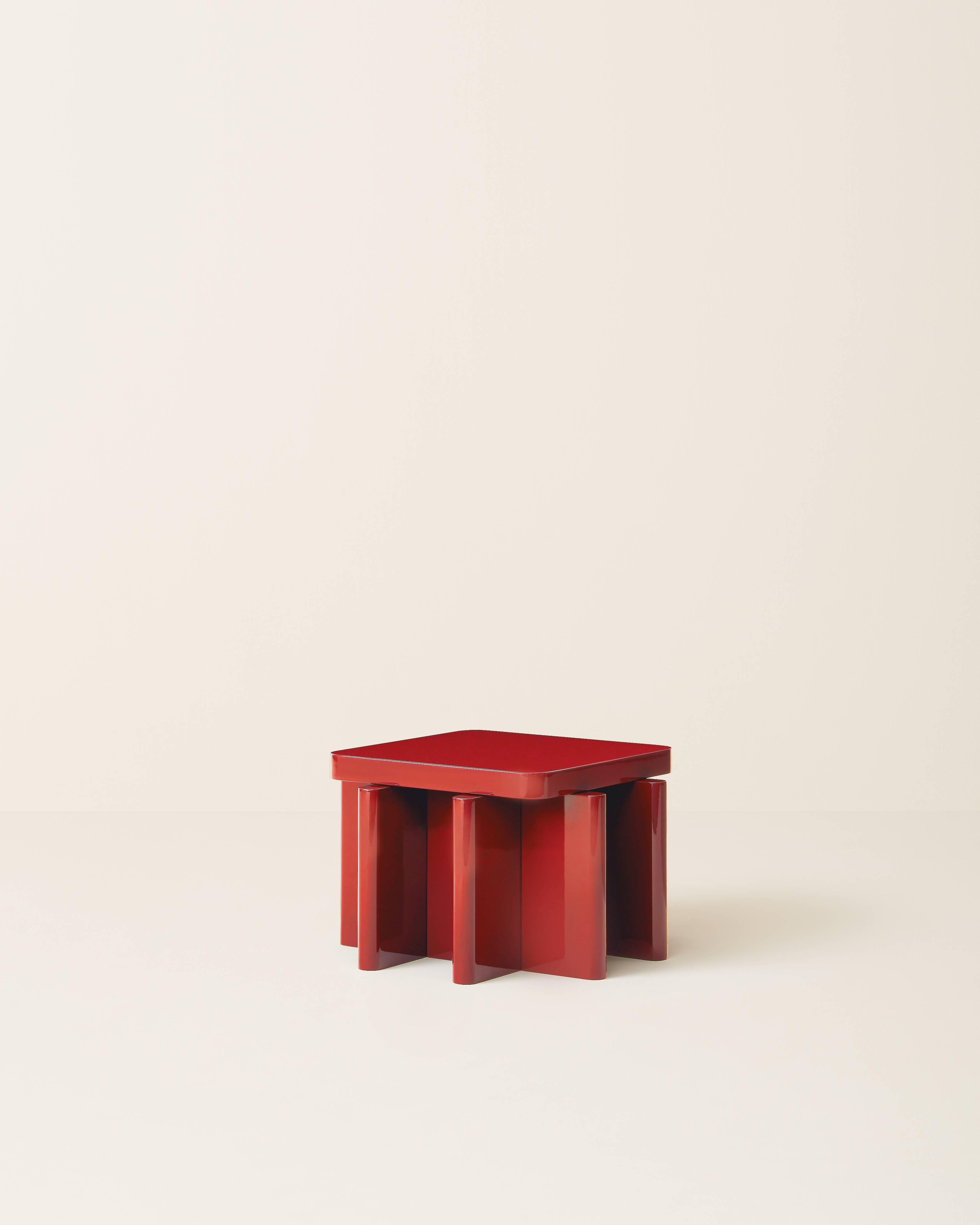 Spina est une collection de tables, de sièges et de consoles caractérisée par une base squelettique dense qui soutient un plan horizontal plus petit le long de son axe.

Les épaisseurs et les proportions des plans verticaux qui se croisent saturent