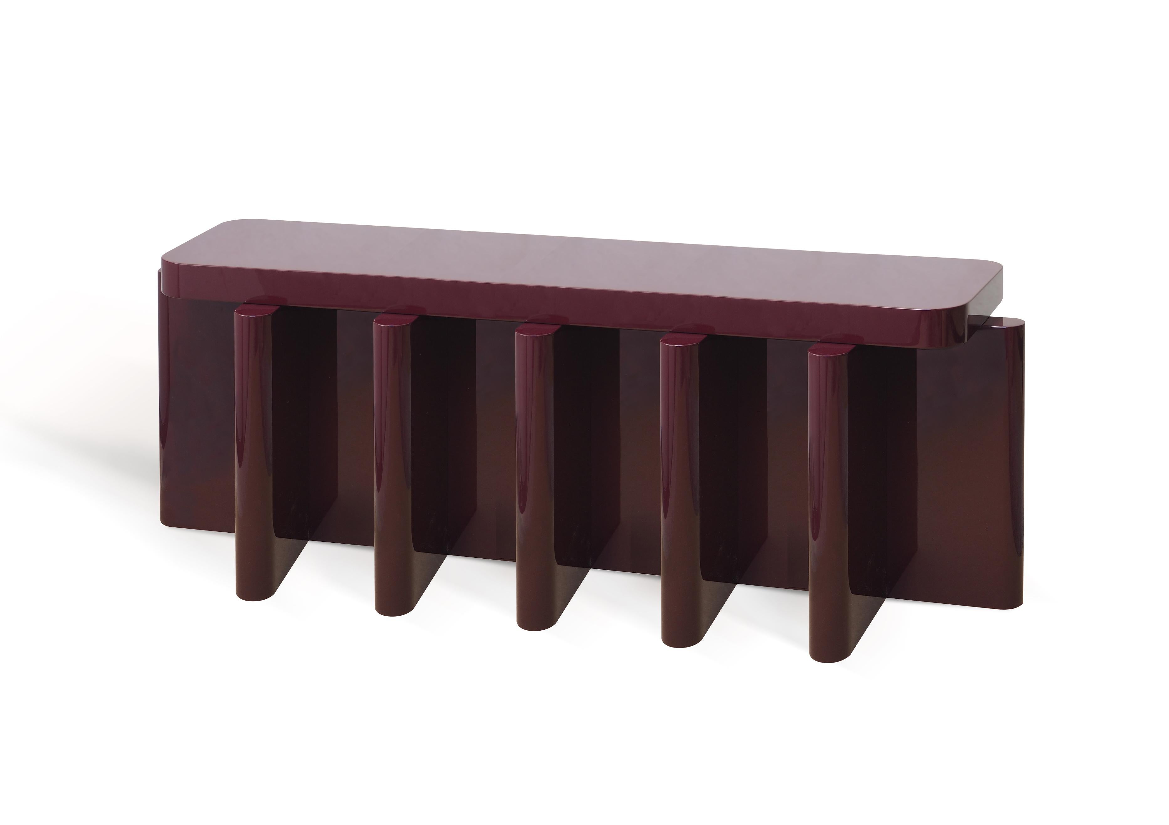 Spina est une collection de tables, de sièges et de consoles caractérisée par une base squelettique dense qui soutient un plan horizontal plus petit le long de son axe.

Les épaisseurs et les proportions des plans verticaux qui se croisent