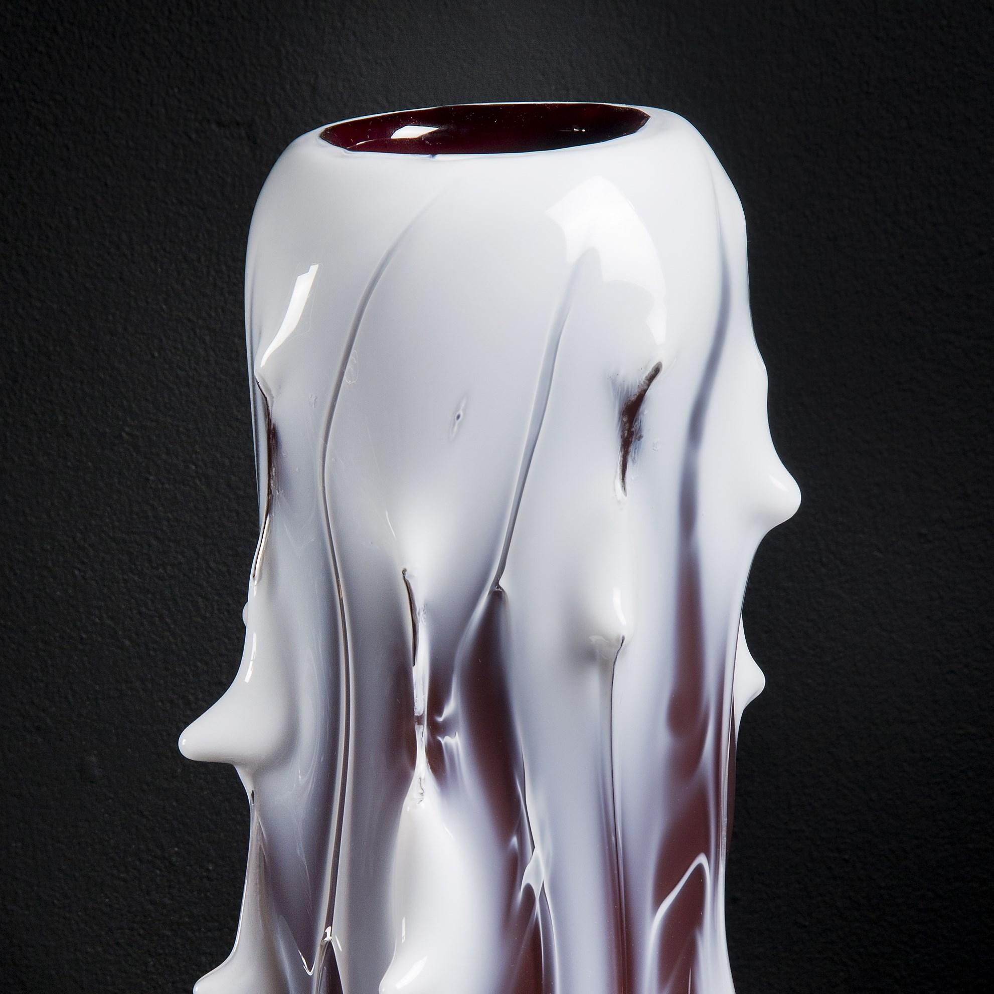 Organique Spinal I, Vase en verre blanc et aubergine inspiré d'un arbre unique par Mårten Medbo en vente