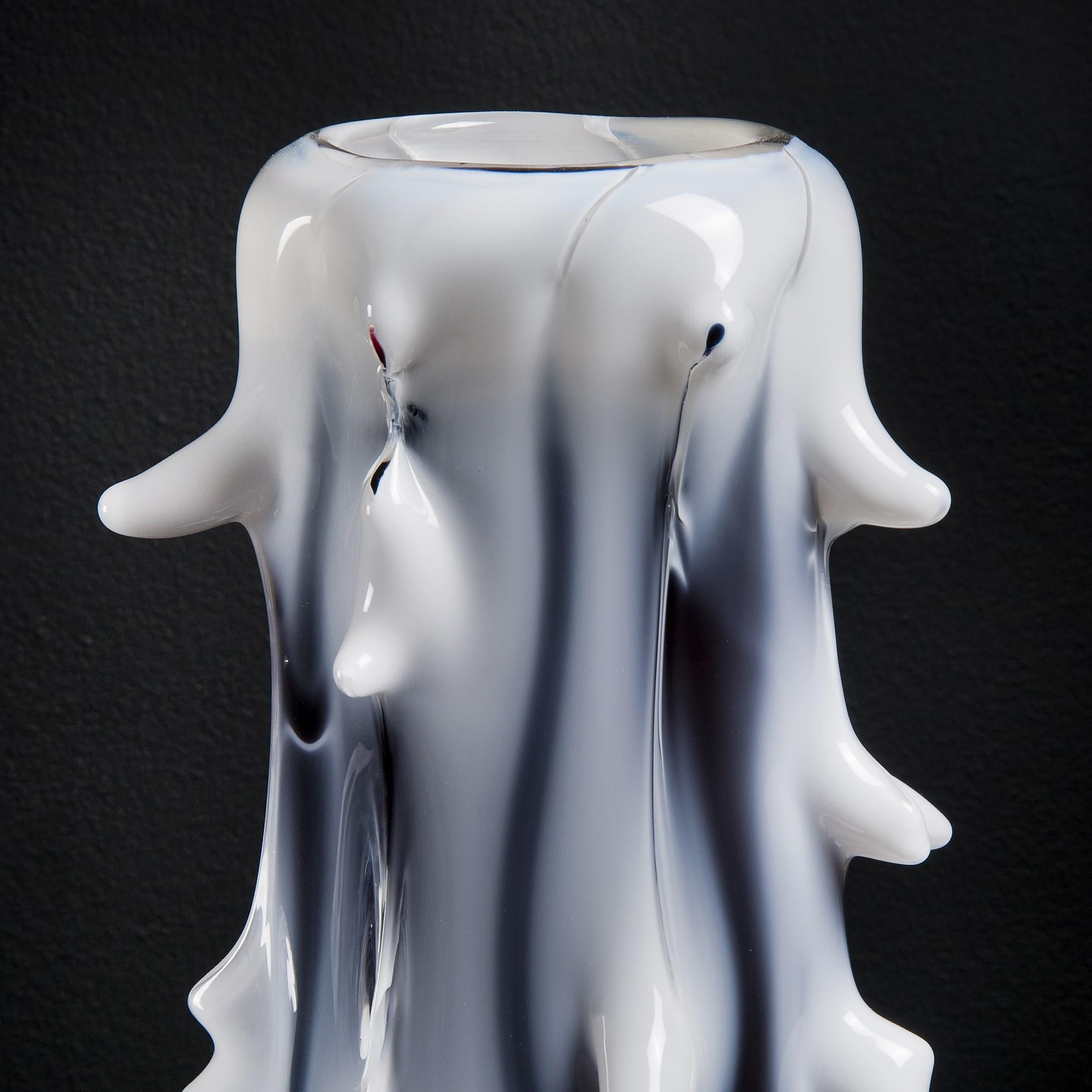 Spinal III, einzigartige, von einem Baum inspirierte weiße und auberginefarbene Glasvase von Mårten Medbo (Organische Moderne) im Angebot