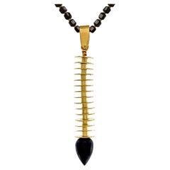 Ciondolo "Spinal Spinel" in oro 18 carati con goccia di spinello nero e collana di perline