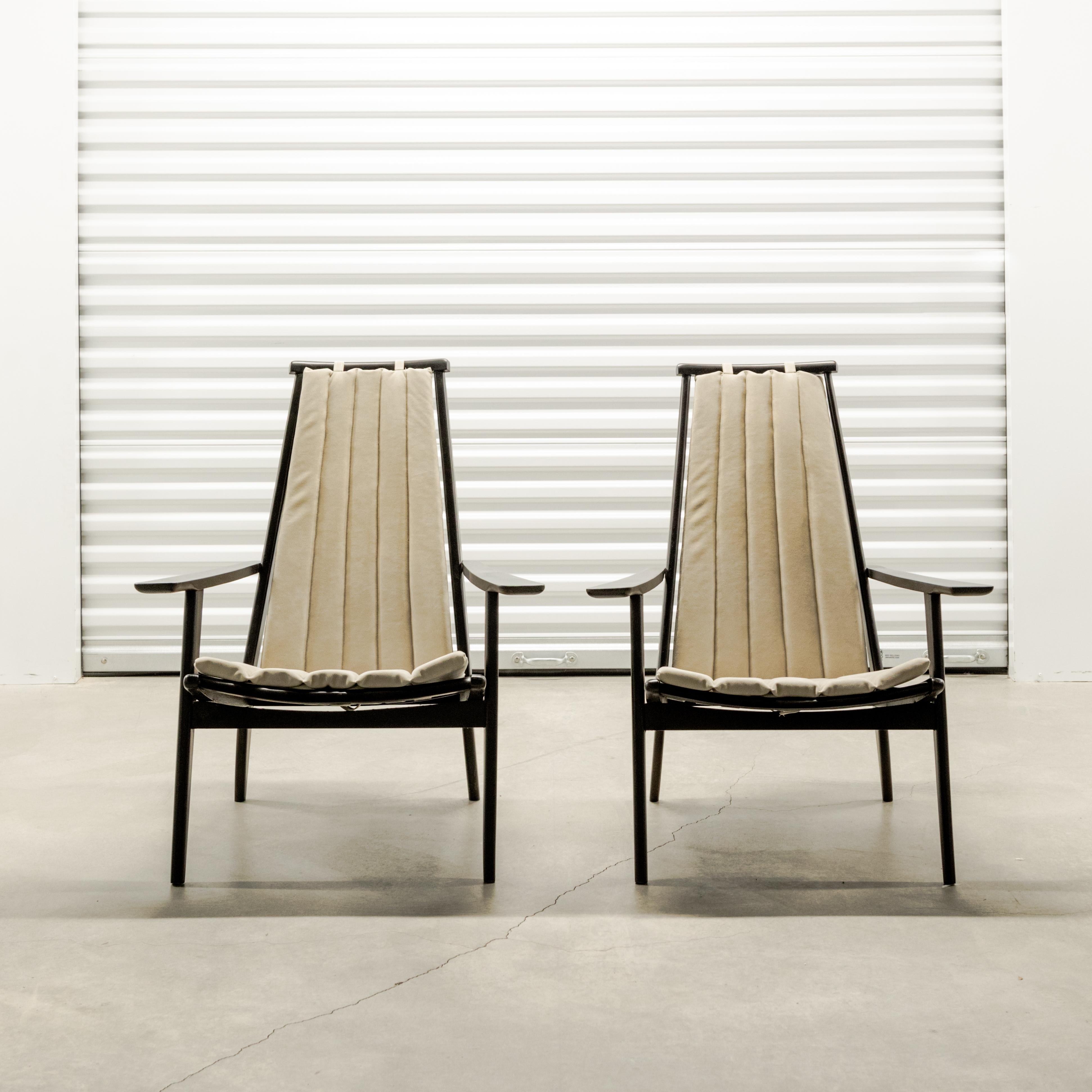 Paire de fauteuils à dossier en fuseau de style Nakashima, Danemark, vers les années 1960.