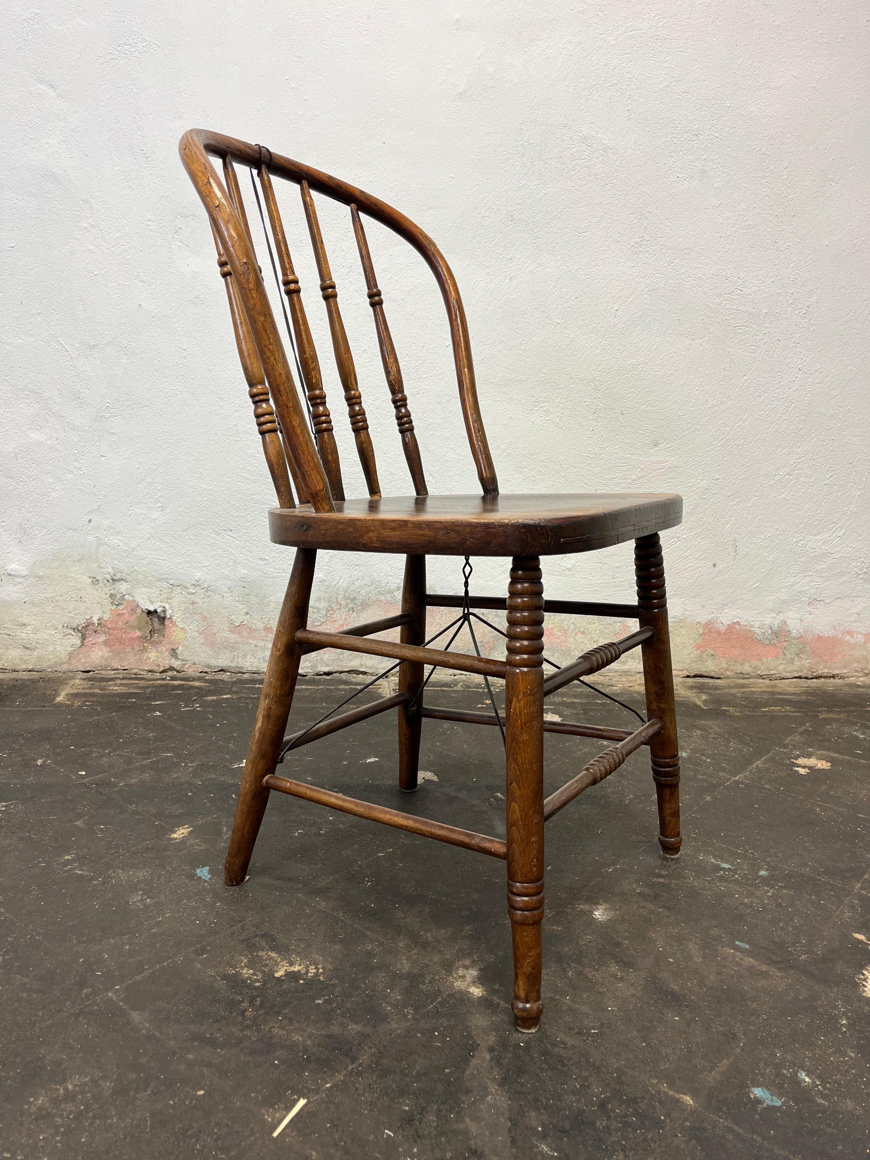 Chaise à dossier en fuseau Support en fil de fer Antique en vente 3