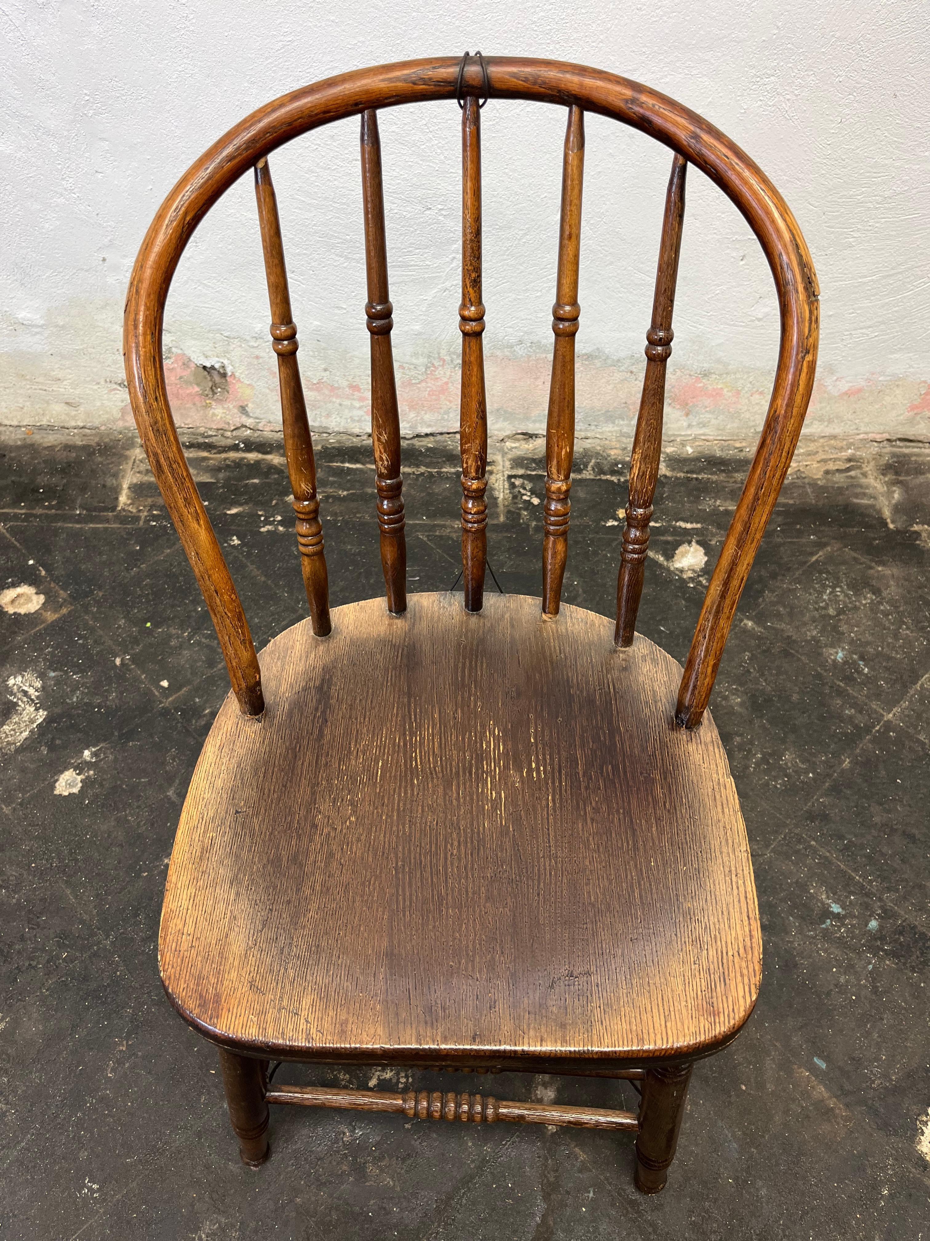 Fantastique exemple de design et d'artisanat du début de l'Amérique. Cette chaise à dossier en fuseau a de grandes proportions et est couronnée par un design de support en fil de fer qui est tout simplement le clou du spectacle. 
En bordure de route