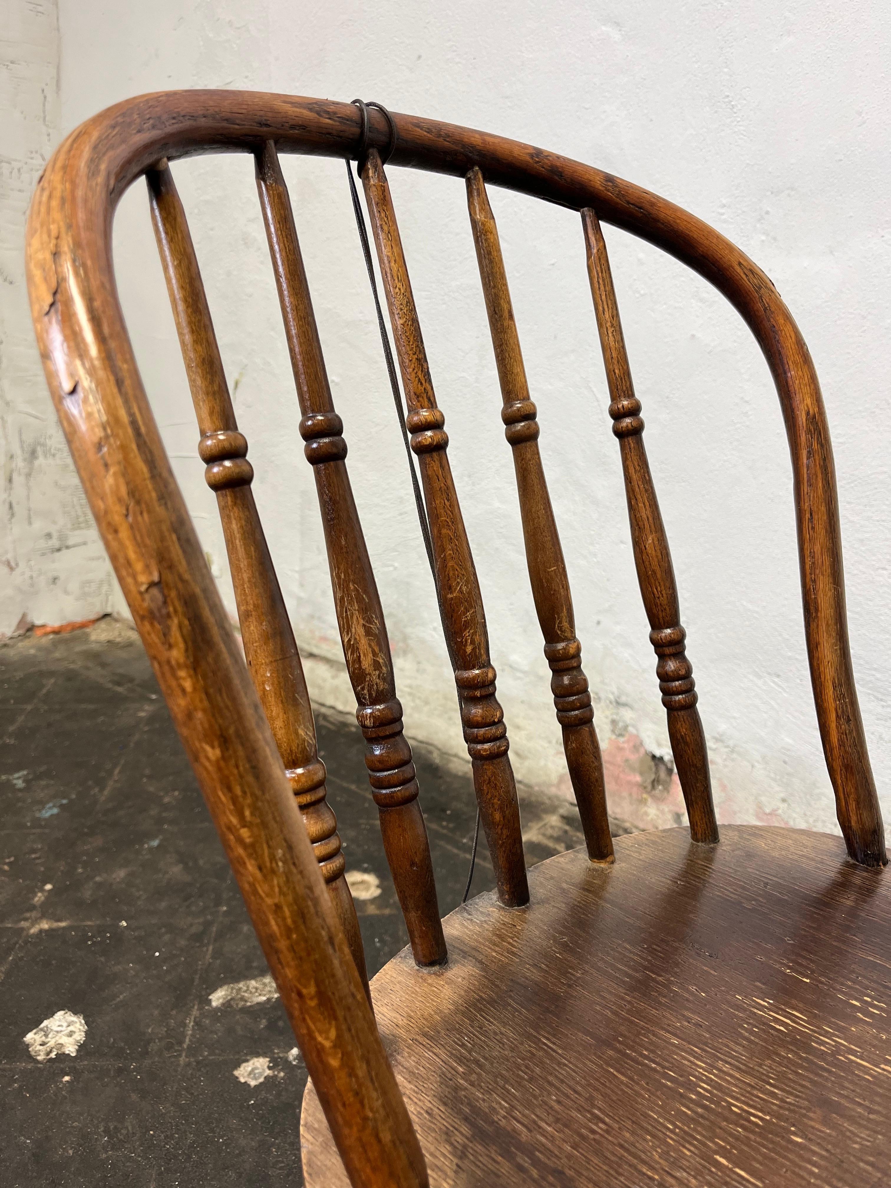 Primitif Chaise à dossier en fuseau Support en fil de fer Antique en vente