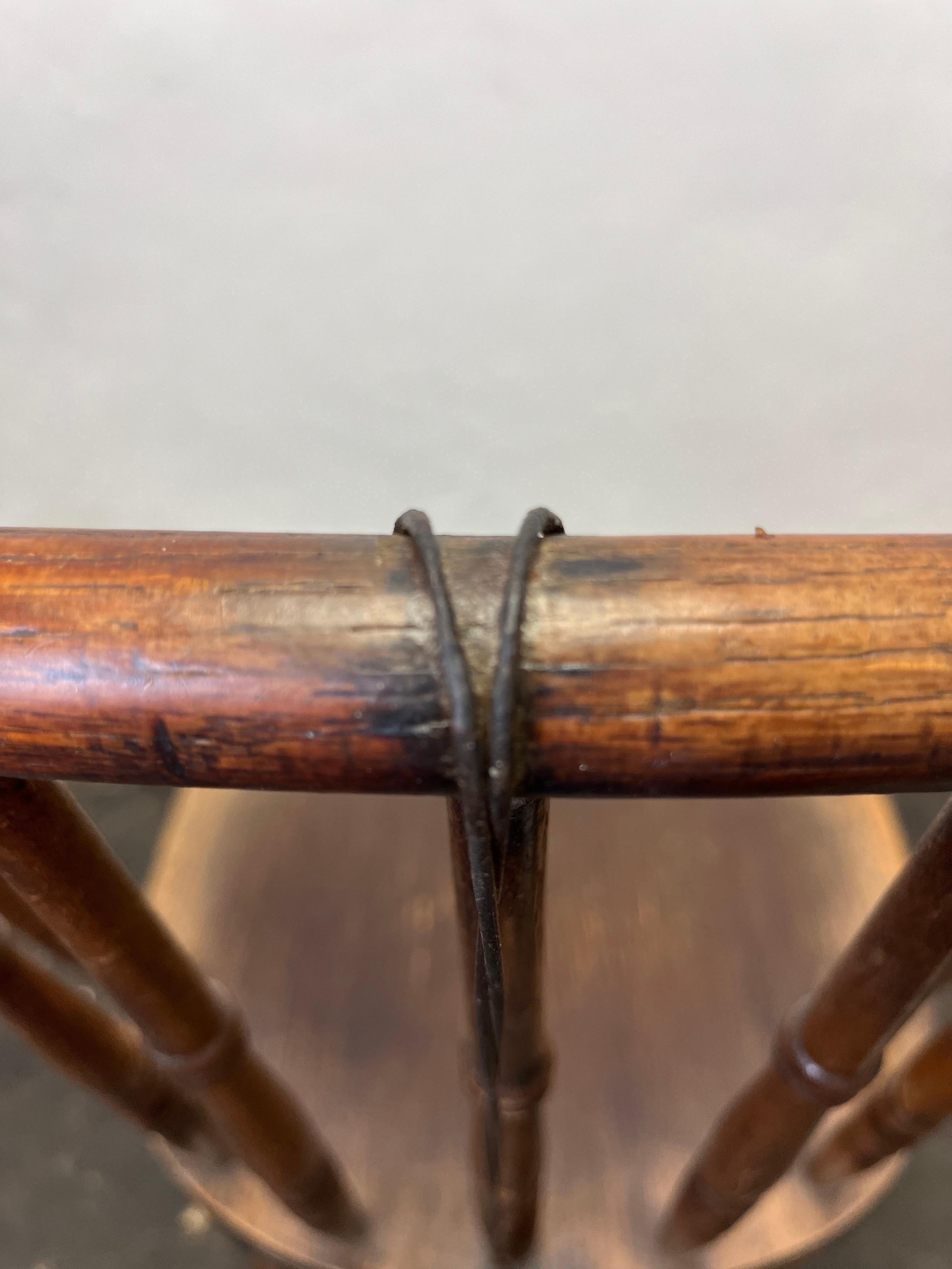 Américain Chaise à dossier en fuseau Support en fil de fer Antique en vente