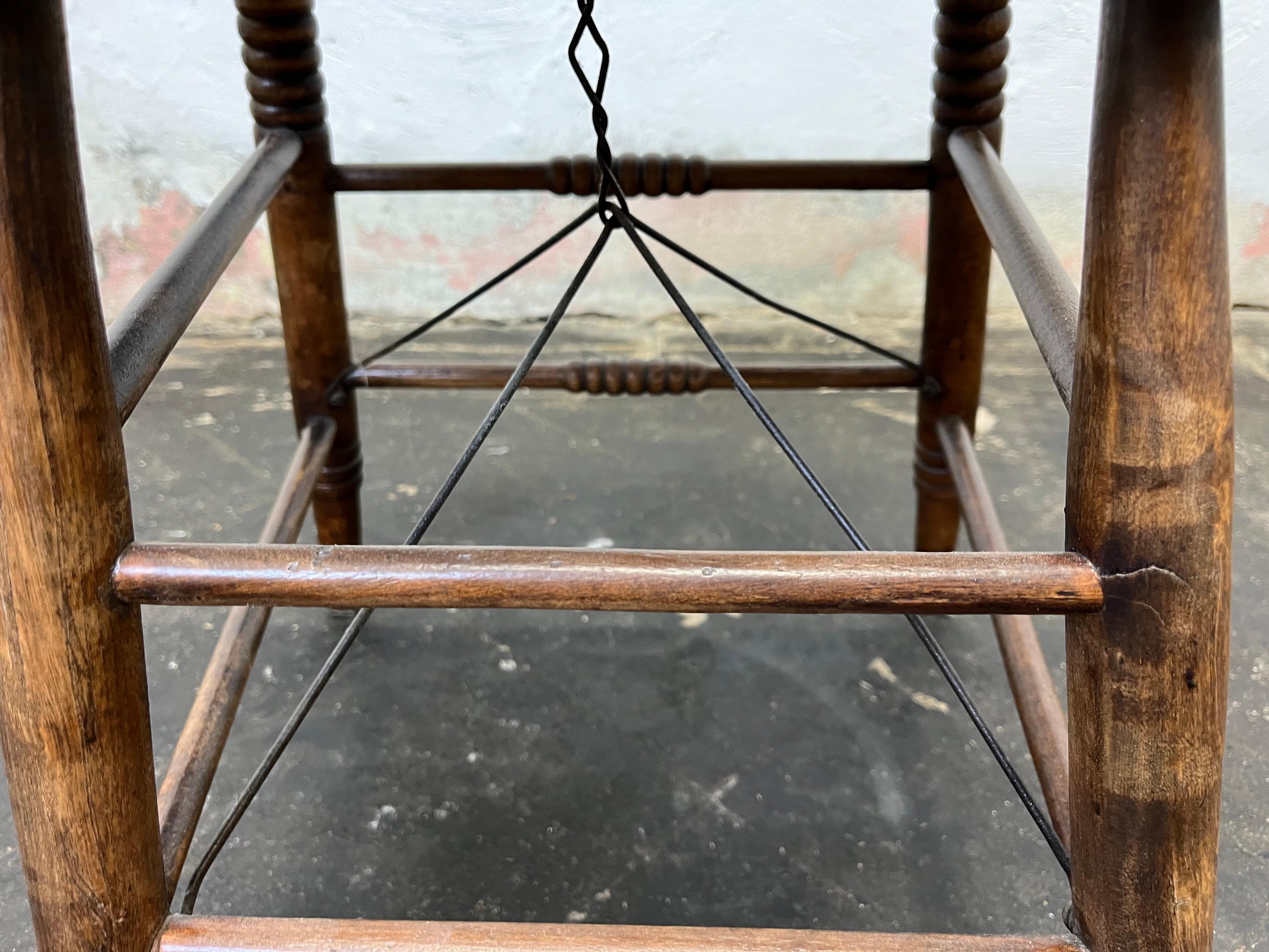 Chaise à dossier en fuseau Support en fil de fer Antique Bon état - En vente à W Allenhurst, NJ