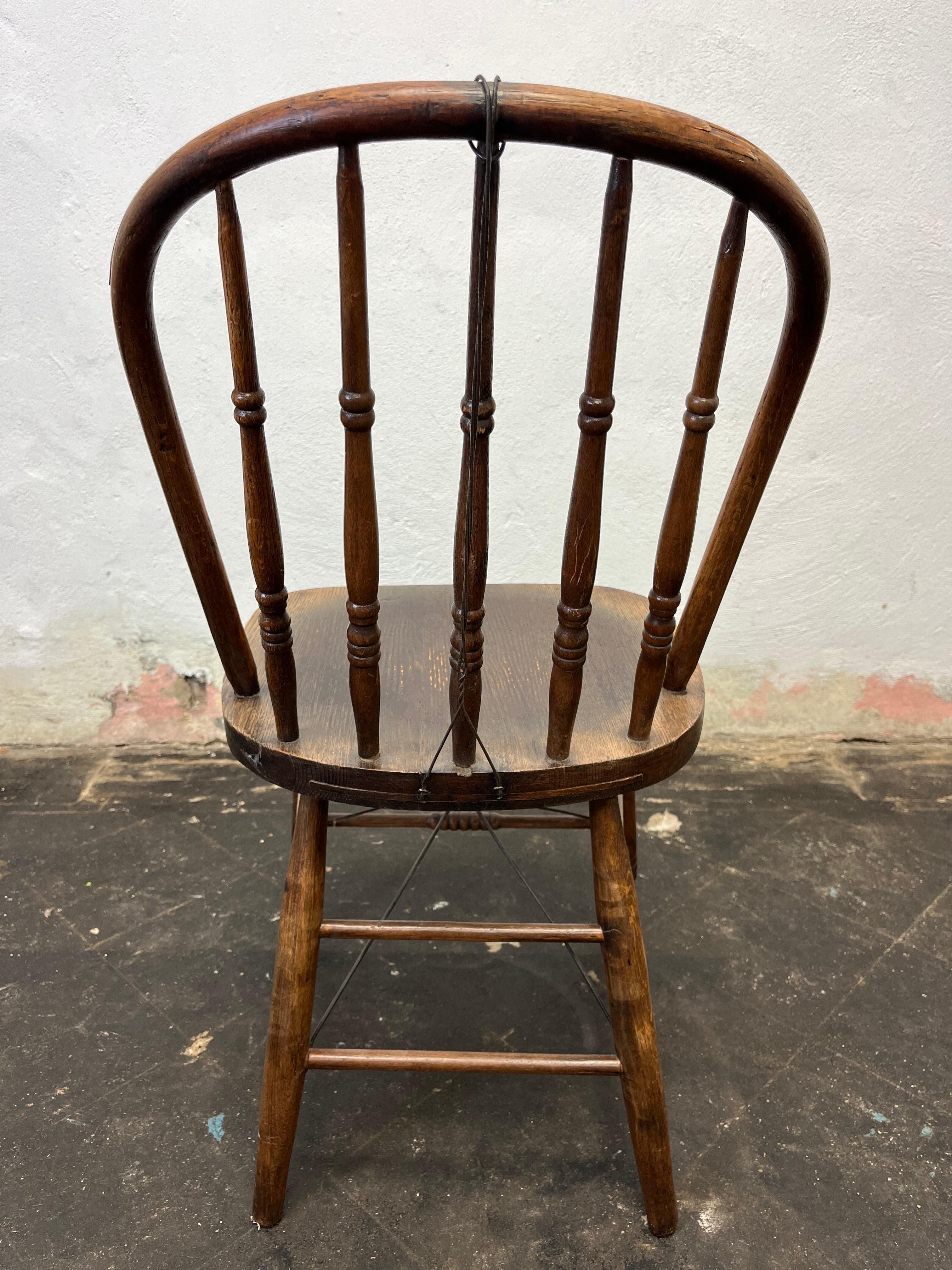 Chaise à dossier en fuseau Support en fil de fer Antique en vente 1