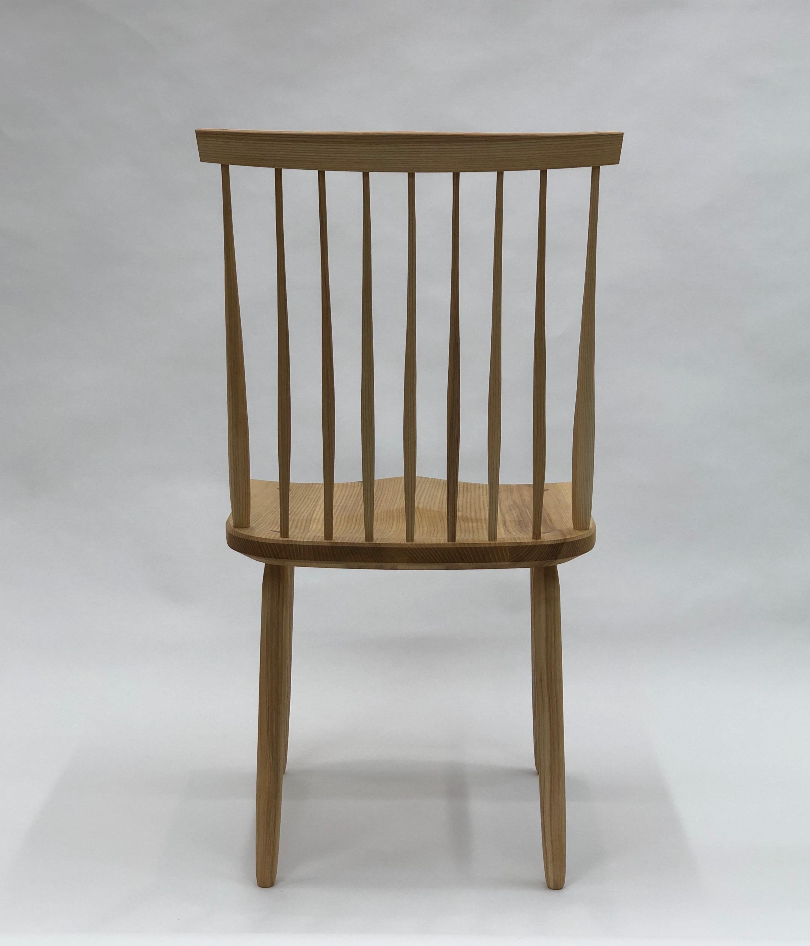 Esszimmerstuhl mit spindelförmiger Rückenlehne aus weißer Esche von Brian Holcombe im Zustand „Neu“ im Angebot in Princeton, NJ